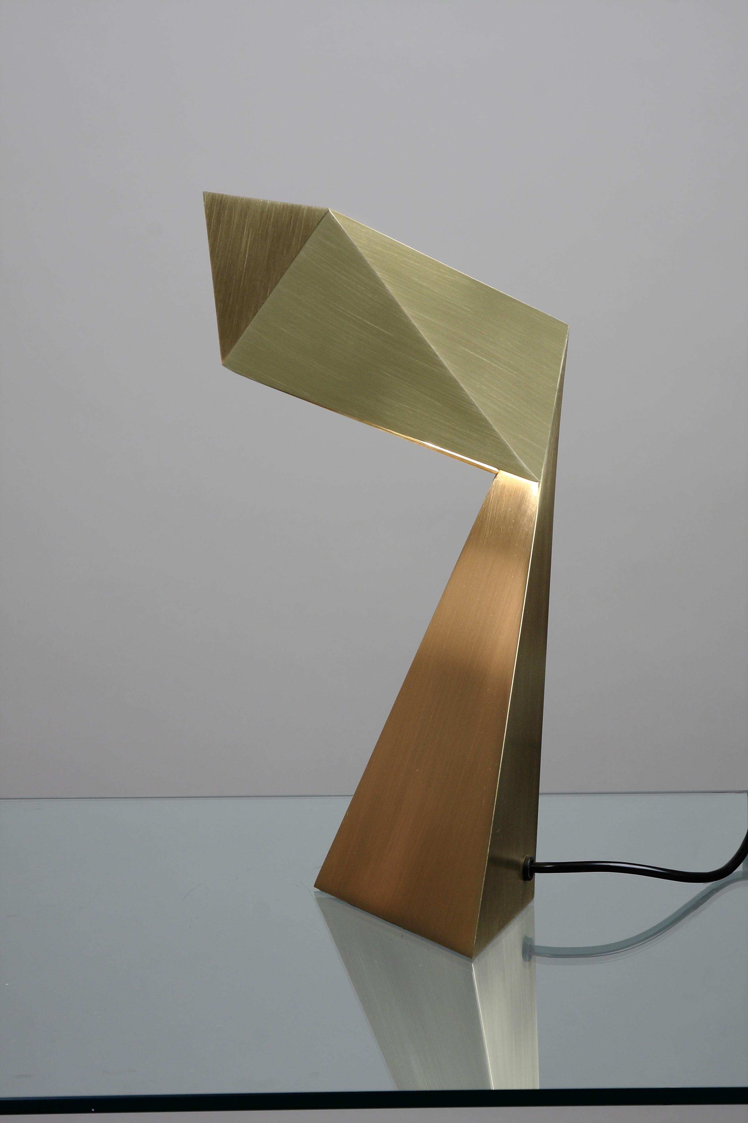 Lampe de bureau Origami en laiton brossé brut Francois Champsaur pour Pouenat Neuf à New York, NY
