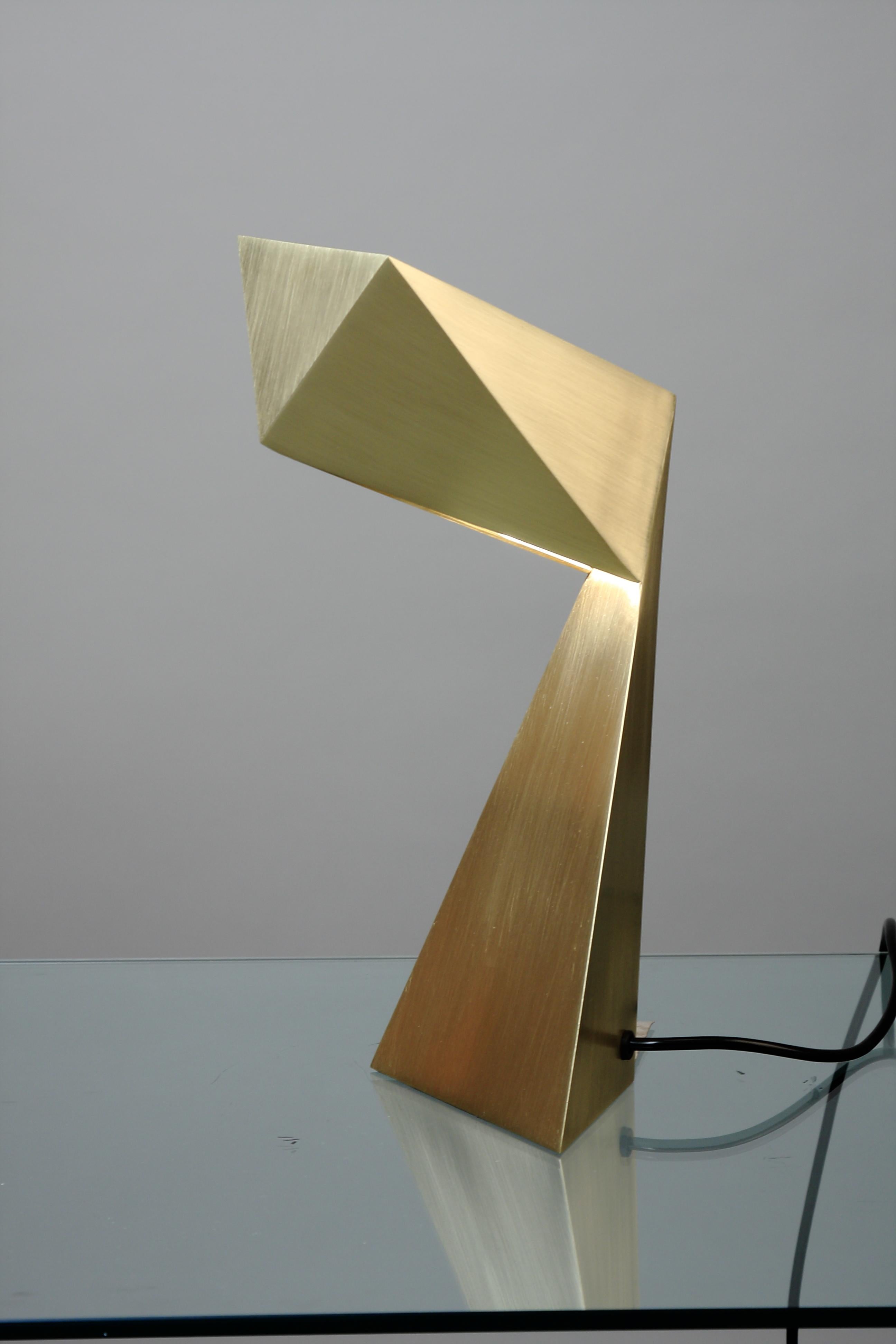 Laiton Lampe de bureau Origami en laiton brossé brut Francois Champsaur pour Pouenat