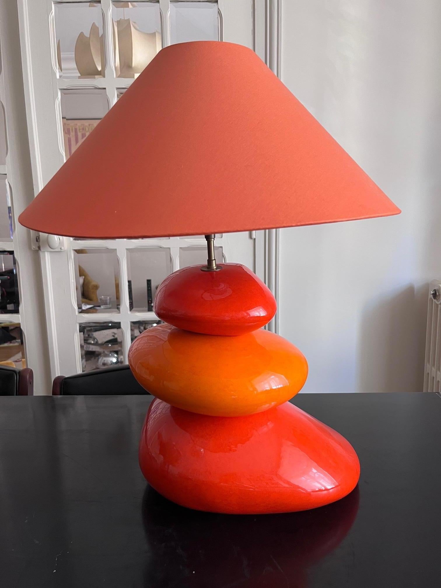 Wunderschöne Lampe, entworfen von François Châtain, Originalschirm aus den 1970er Jahren
Modell Karek.
 