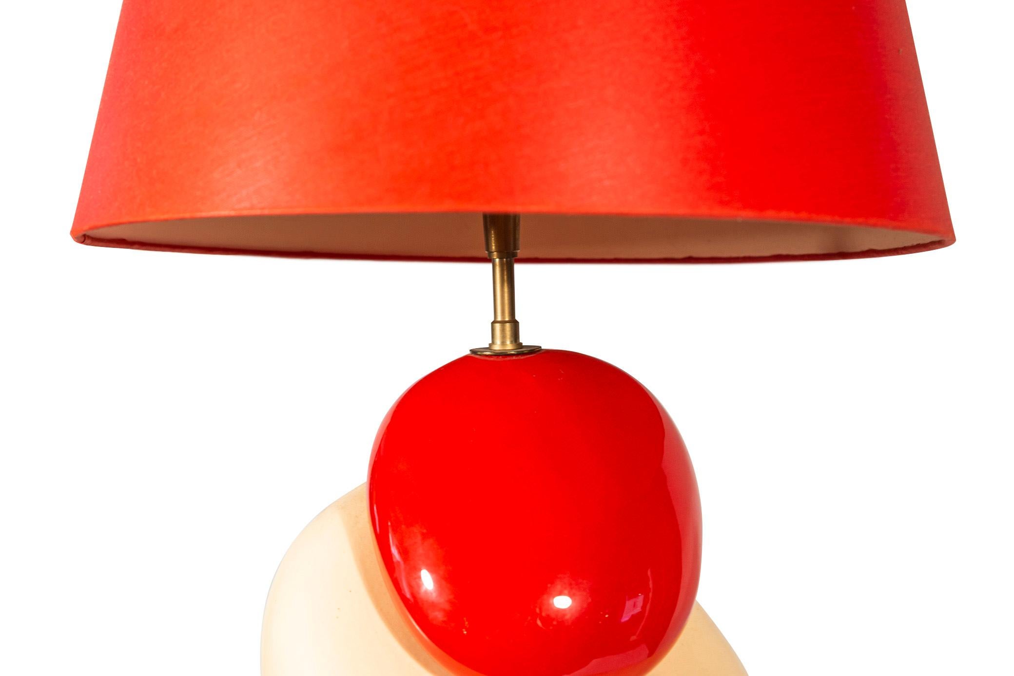 François Chatain, Table lamp,
Enameled ceramic, 
Decorated with red and white pebbles superimposed,
With lampshade,
Signed,
circa 1970, France.

Measures: Height 91 cm, depth 33 cm, width 27 cm.