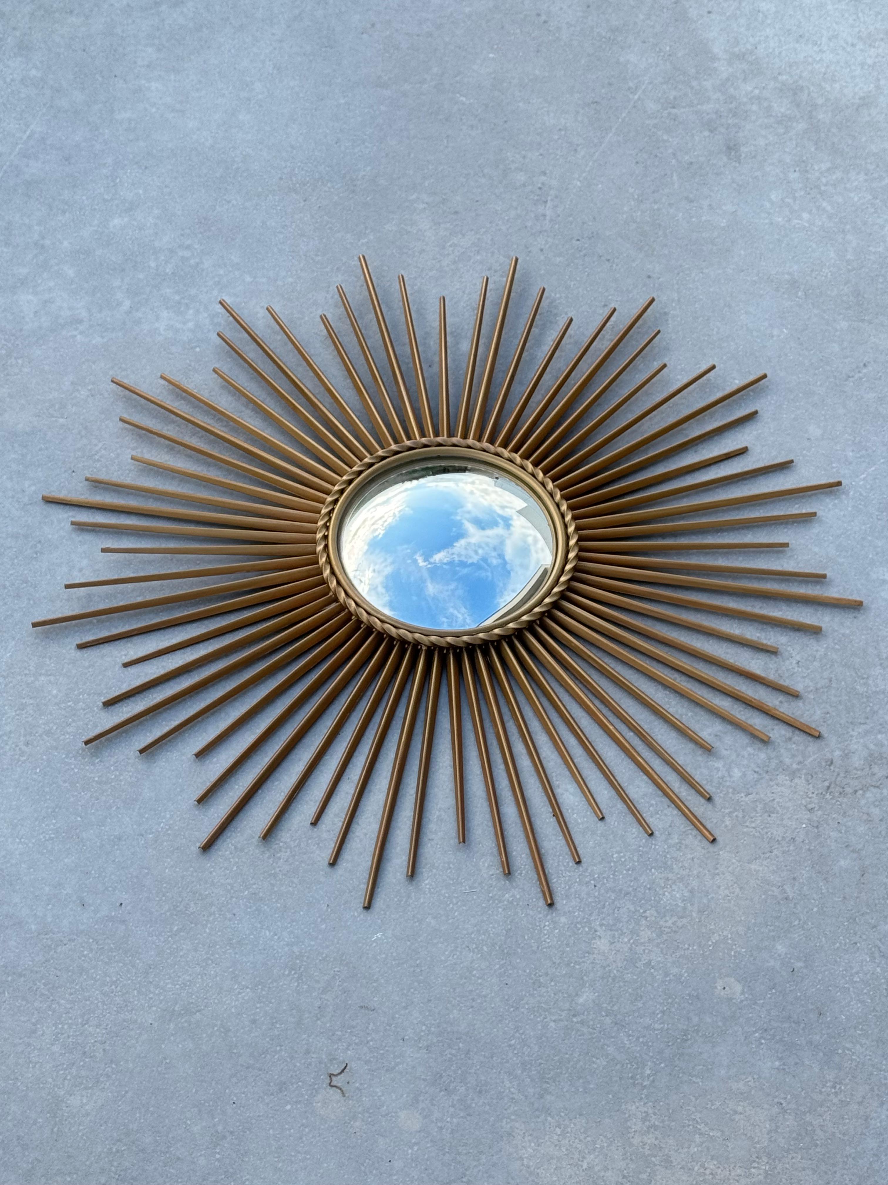 Grande specchio creato dall'artista designer François Chaty a Vallauris (Sud della Francia).

Un fantastico pezzo d'arredamento Mid-Century Modern per qualsiasi spazio. 

Dallo specchio convesso (diametro 7,48 pollici - 19 cm), spesso chiamato