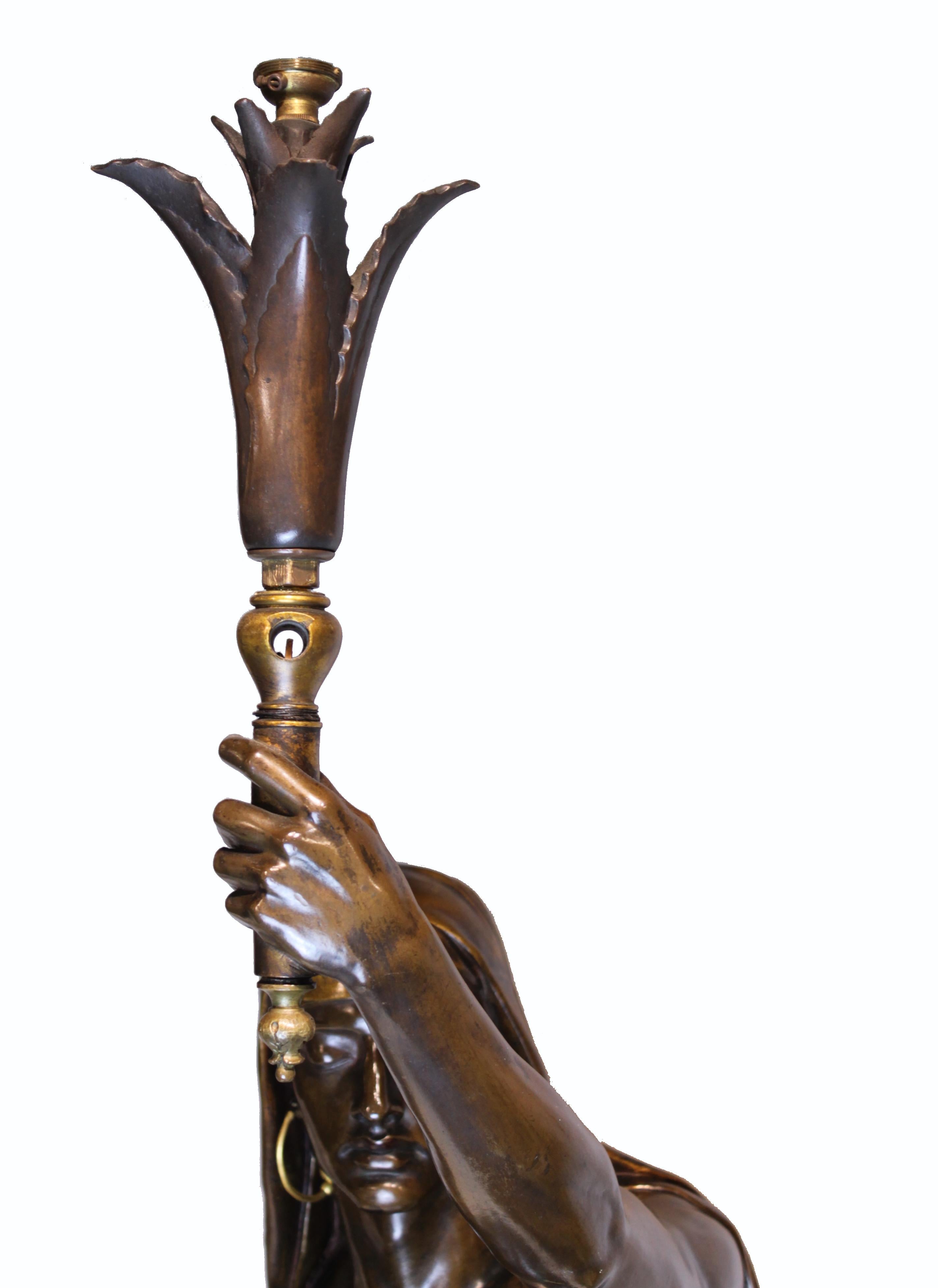 Torchère figurata maschile orientale in bronzo con base in bronzo e patina dorata. Questa figura fu esposta al Salon del 1850-51. Nel 1855 apparve nel catalogo della società A.Collas e Barbedienne. Questo pezzo è l'unica opera orientalista