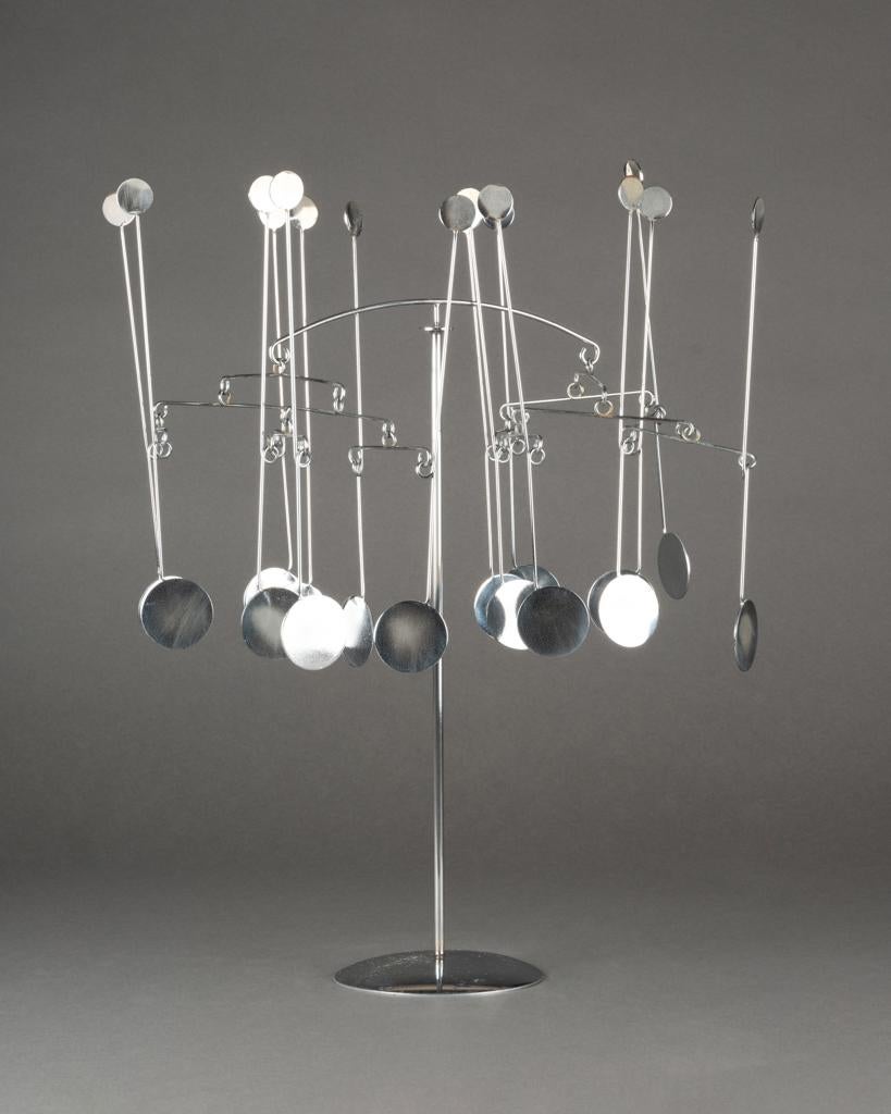 François Colette (1936-2024) : Stabile

Scultura stabile cromata e articolata

Firmato 