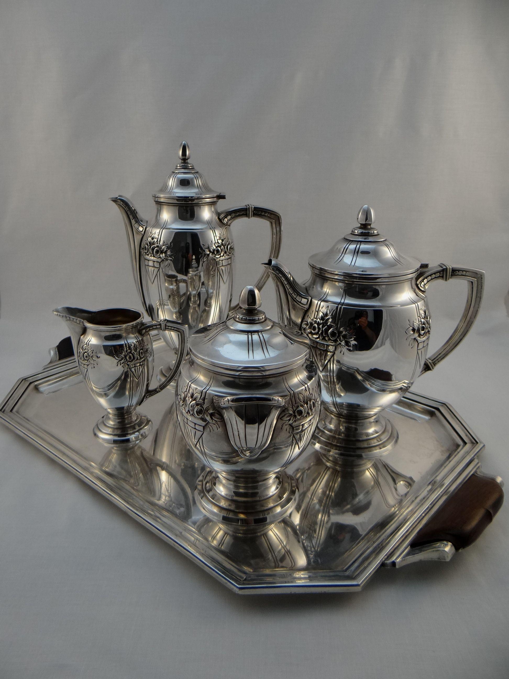 Beautiful silver tea / coffee service from the end of the Art Nouveau era decorated with garlands of flowers. Stamped by François Frionnet, this service includes a teapot, a coffee maker, a sugar bowl and a sugar pot. The high silver content gives