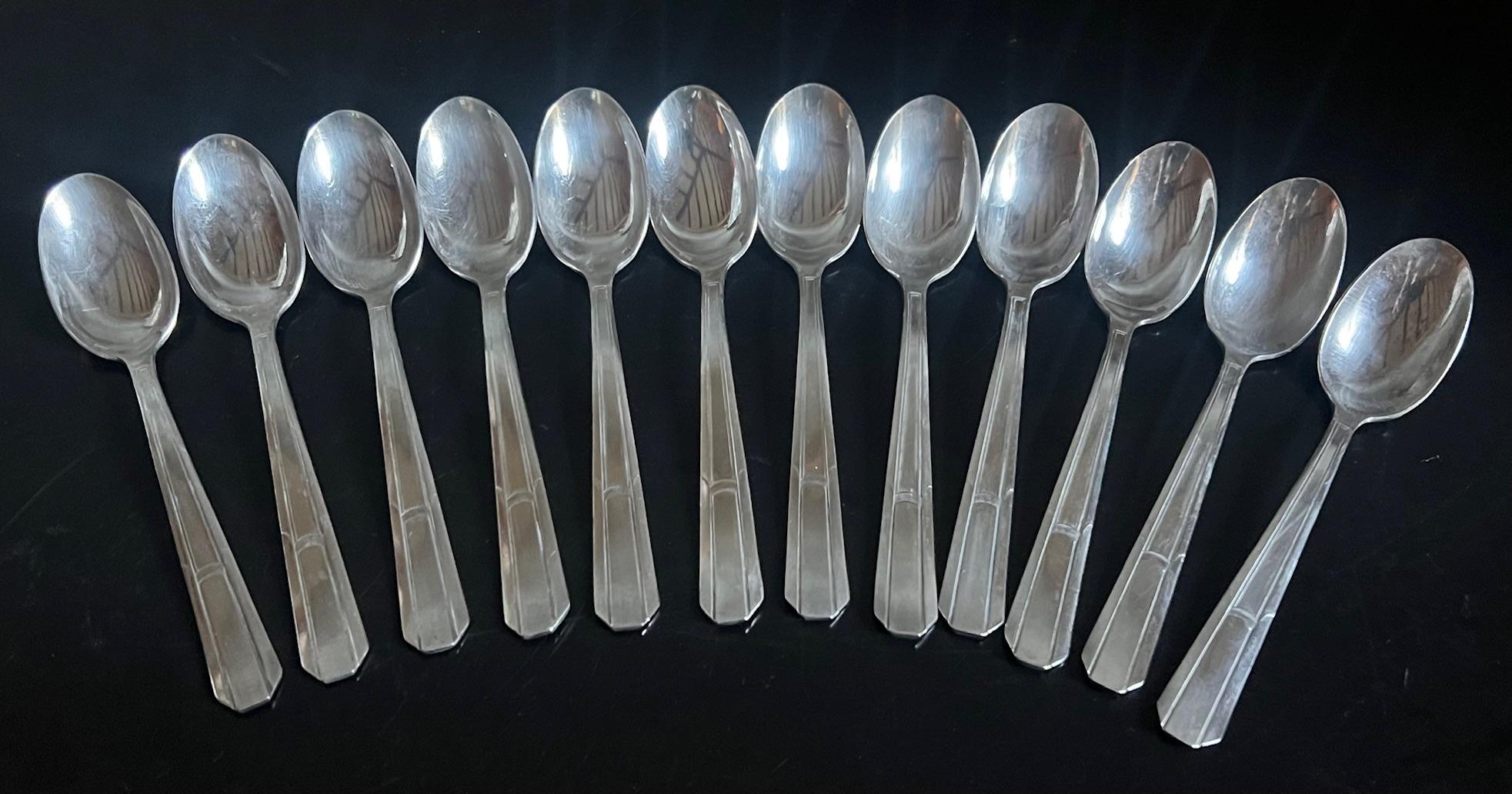  Set di 49 pezzi di posate Art Deco francesi in silverplate, ogni pezzo con marchio del produttore Francois Frionnet.

Francois Frionnet è uno dei maestri argentieri dei primi due trimestri del XX secolo.

Forcella: 8,25 
Cucchiaio da pranzo: