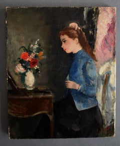 Marie-Lize, devant le miroir de coiffeuse avec fleurs