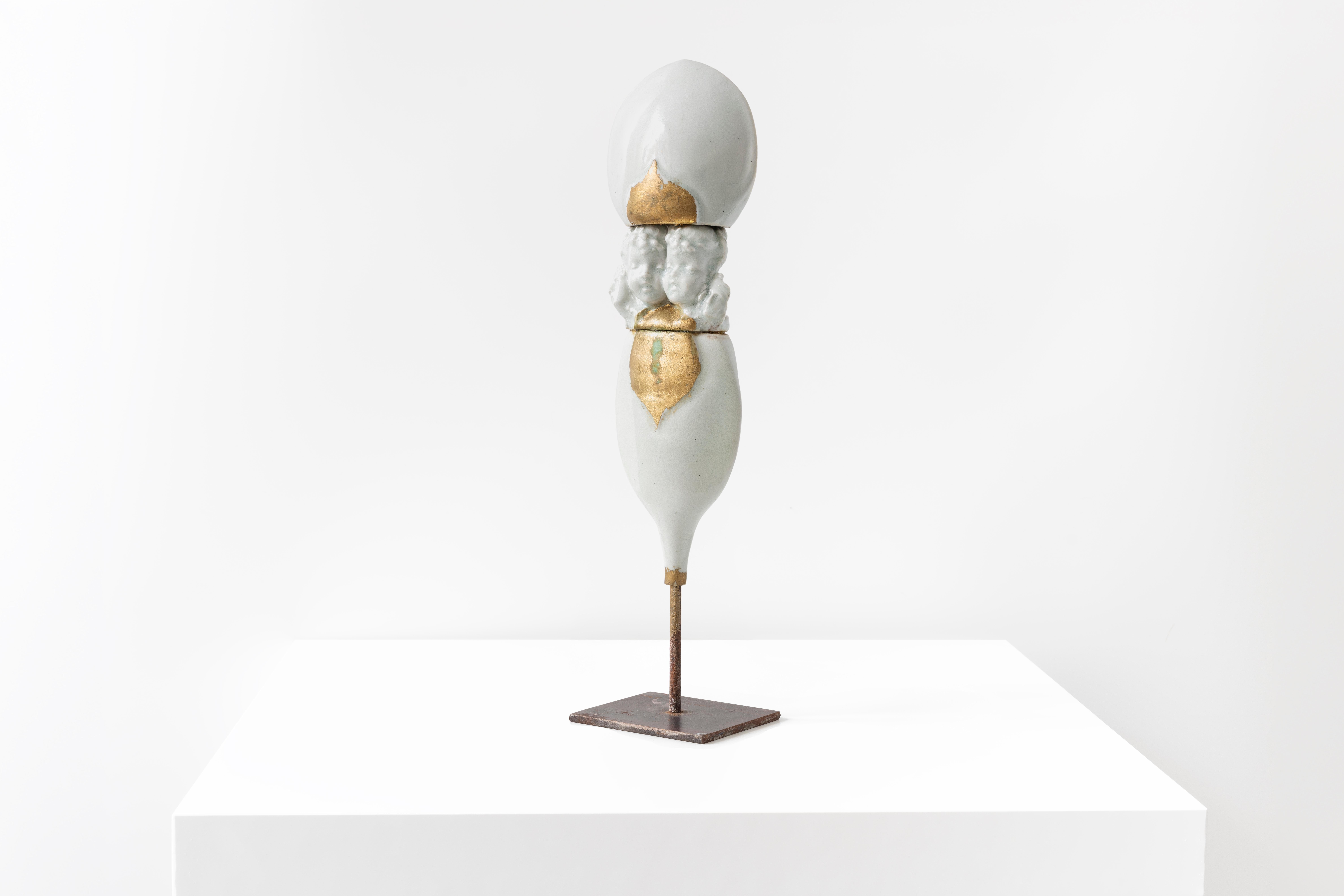 Esta suntuosa escultura de François Gueneau es una llamativa pieza de porcelana, con un diseño único que presenta cuatro cabezas de putti. Cada cabeza refleja detalles exquisitos, captando las expresiones juguetonas y querubinescas características