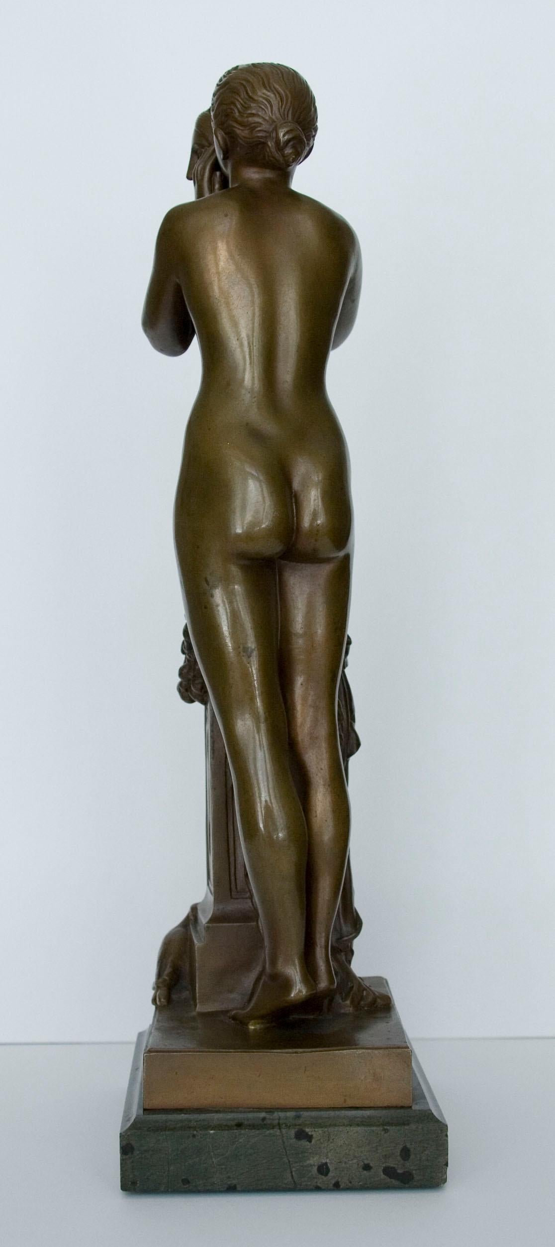 Bronzo con patina scura su una base di marmo