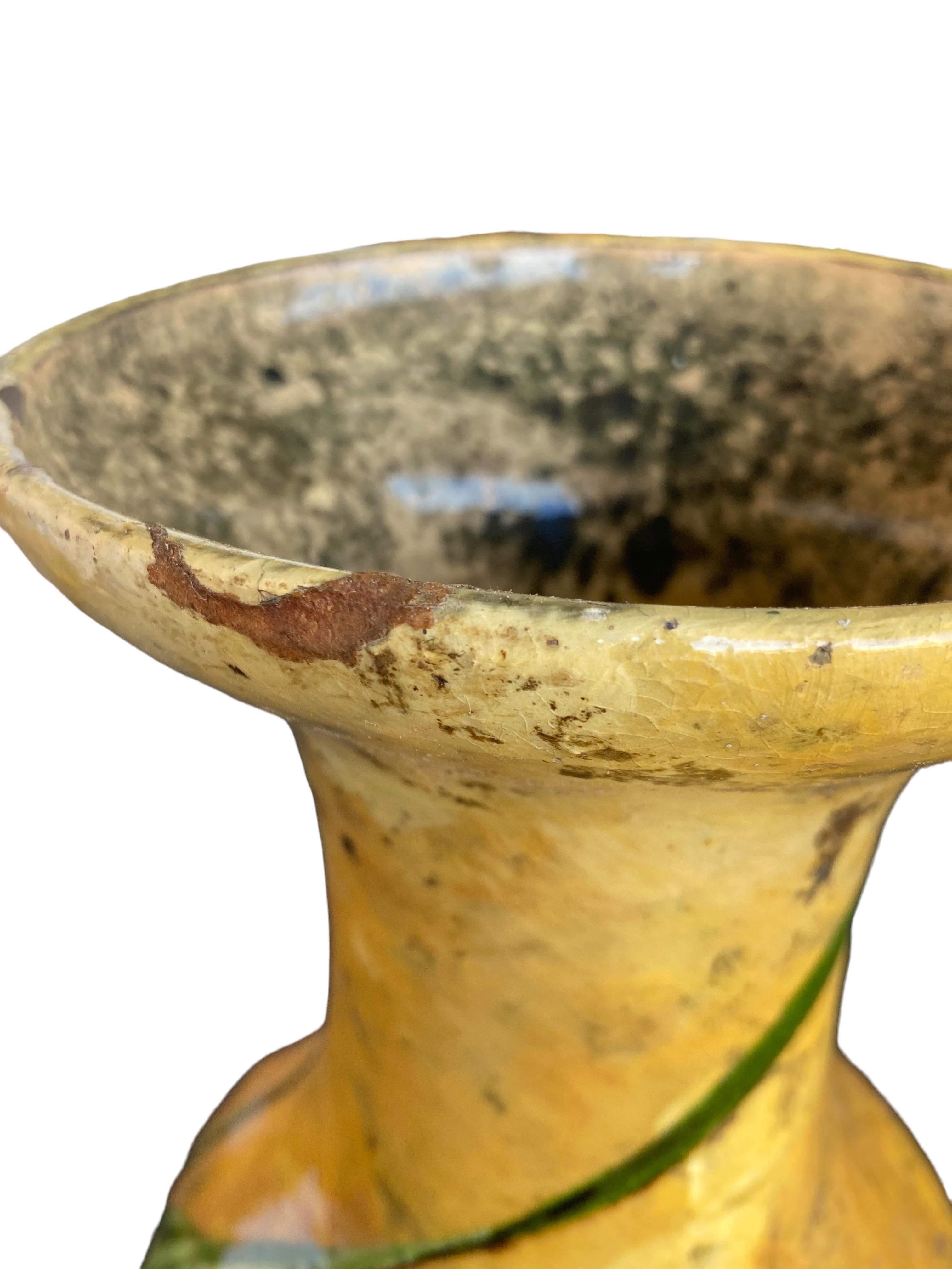 Vase du Musée Francois Laurin en forme de libellule, vers 1876 en vente 5