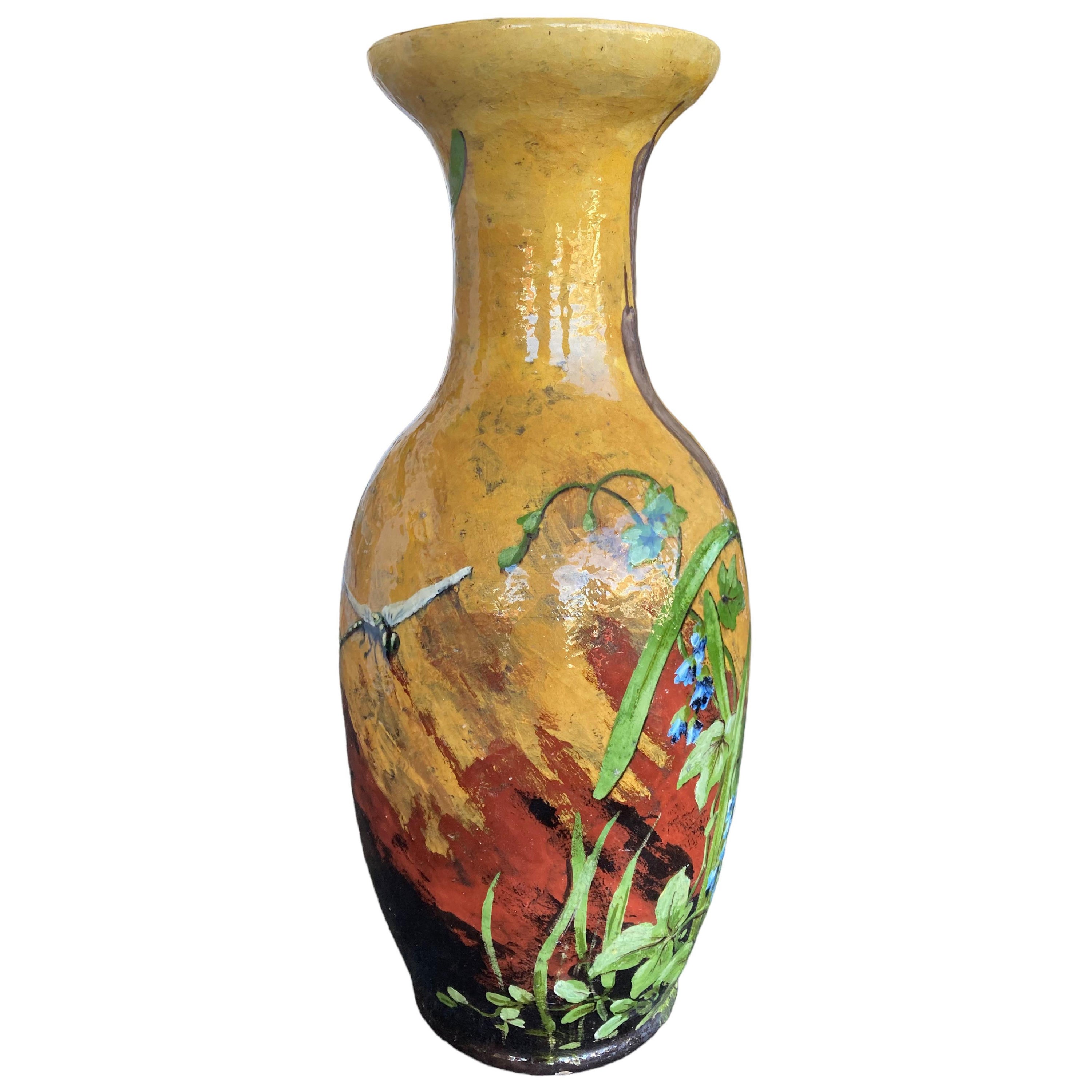Vase du Musée Francois Laurin en forme de libellule, vers 1876 en vente