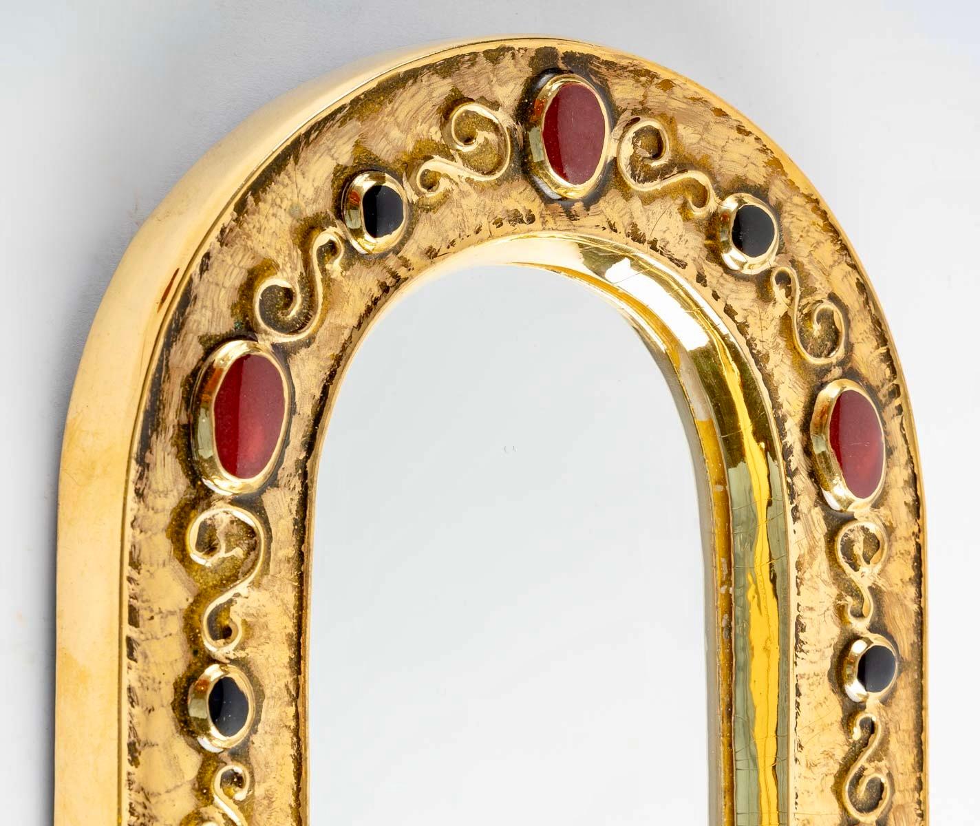François Lembo miroir de forme romane, céramique, bijou, or, rubis, noir. Miroir de taille moyenne, émaillé d'or et décoré de bijoux dans une alternance de motifs noirs et rubis, Signé : F. Lembo au dos du miroir.

Originaire de Vallauris, François