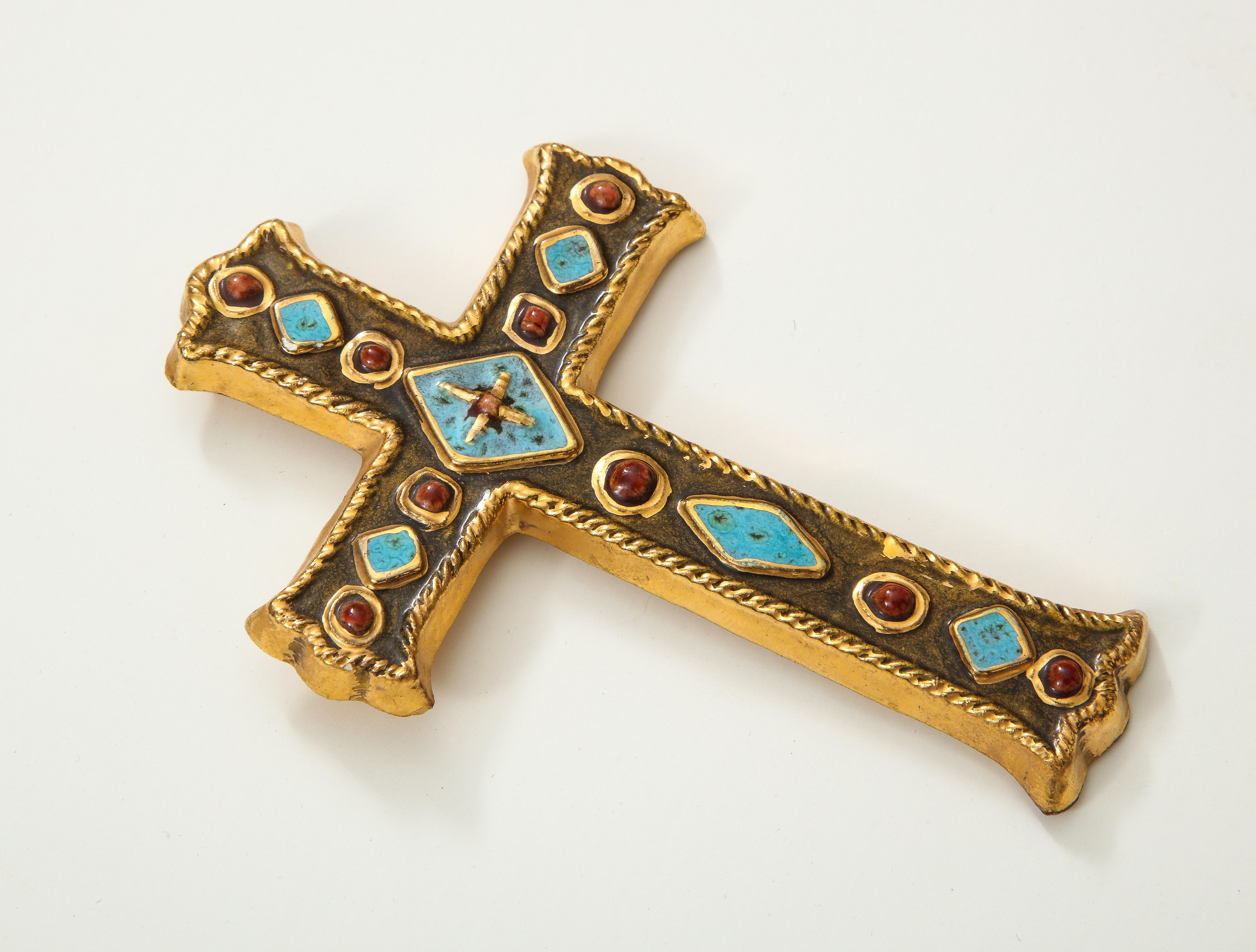 Croix bijoutière en céramique signée Francois Lembo, France

Jolie croix ornée de bijoux. Des détails étonnants. Signé au dos.