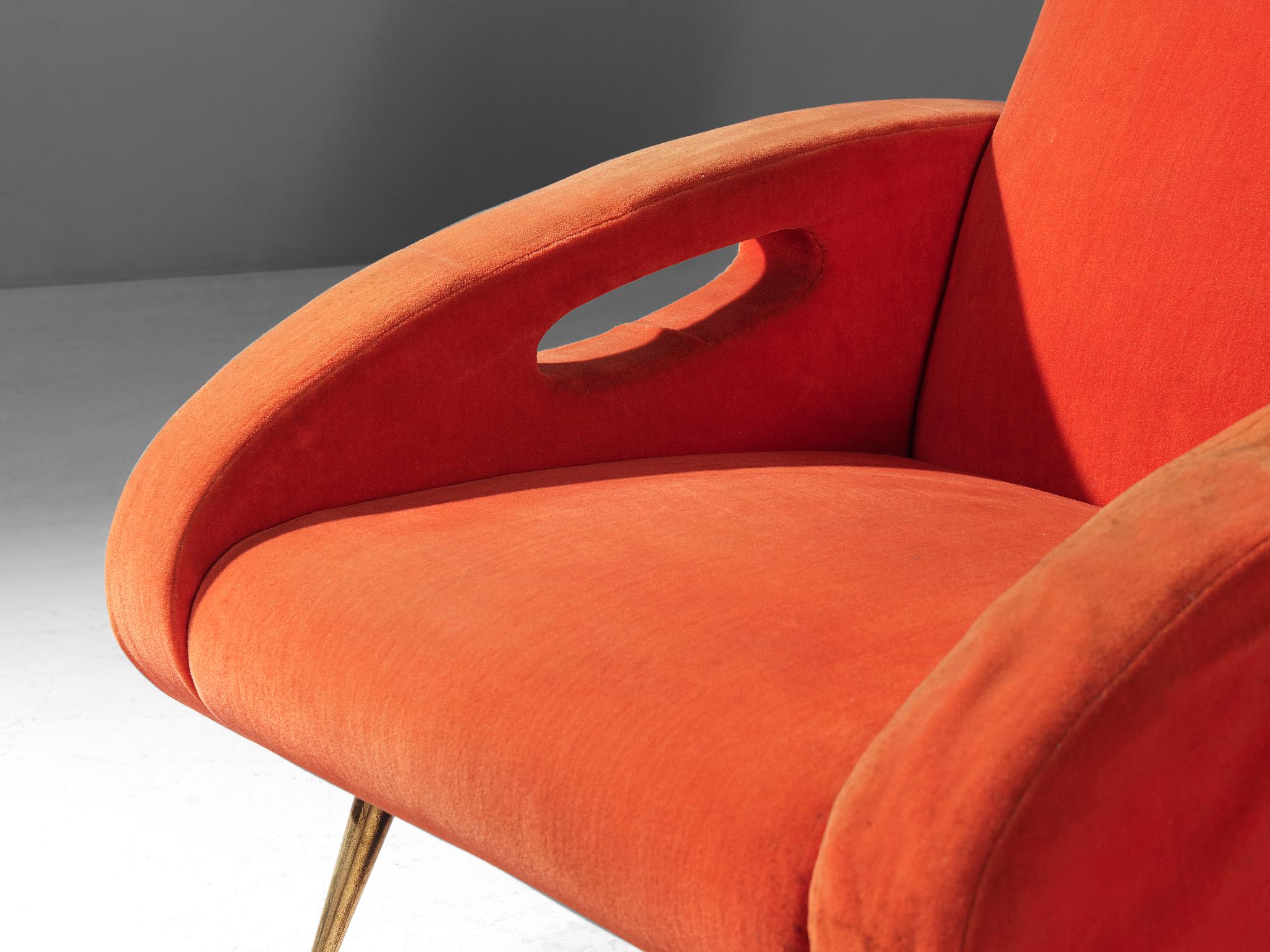 François Letourneur Lounge Chair aus rotem Samt und Messing  (Moderne der Mitte des Jahrhunderts) im Angebot