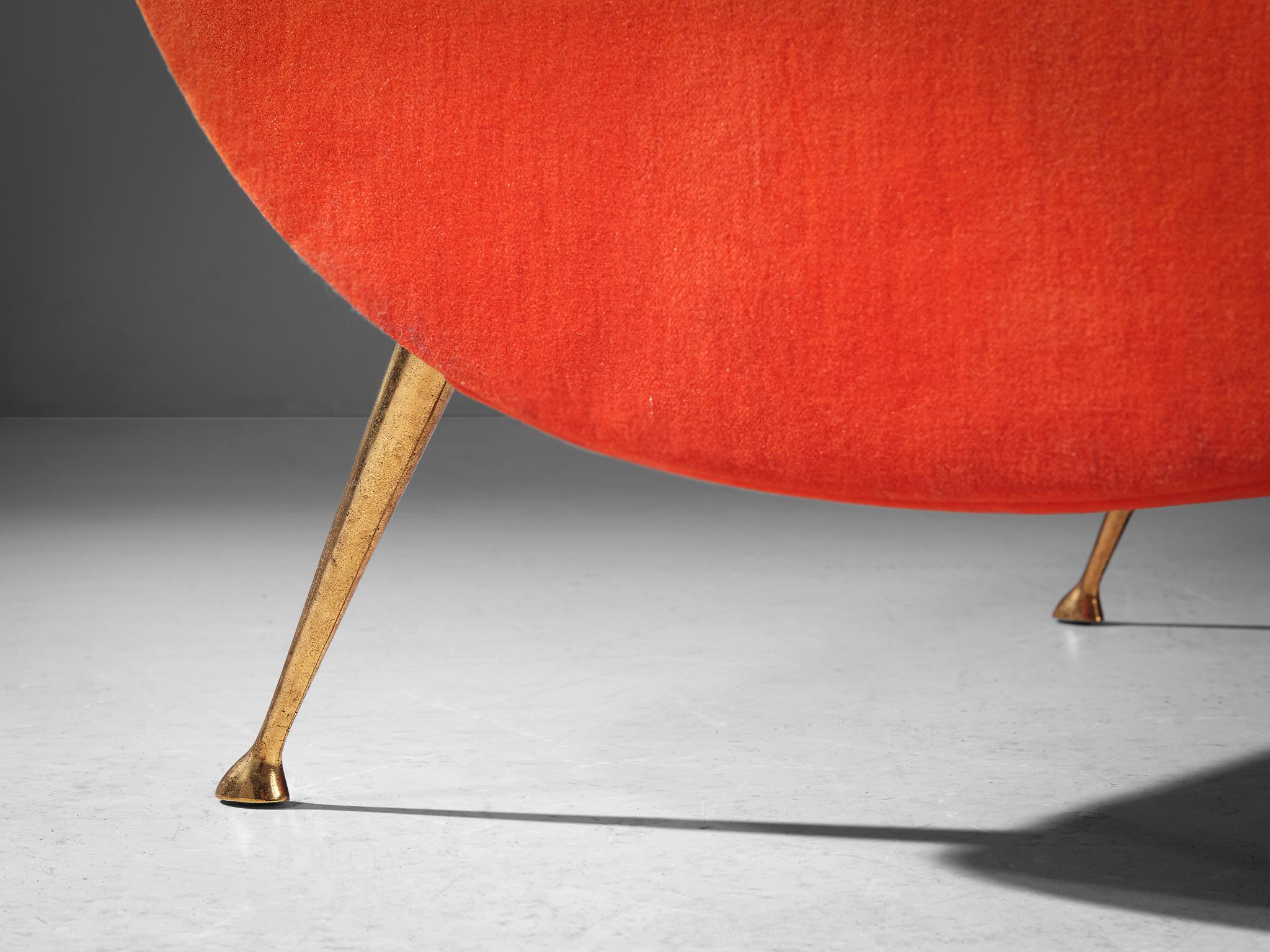 François Letourneur Lounge Chair aus rotem Samt und Messing  im Zustand „Gut“ im Angebot in Waalwijk, NL