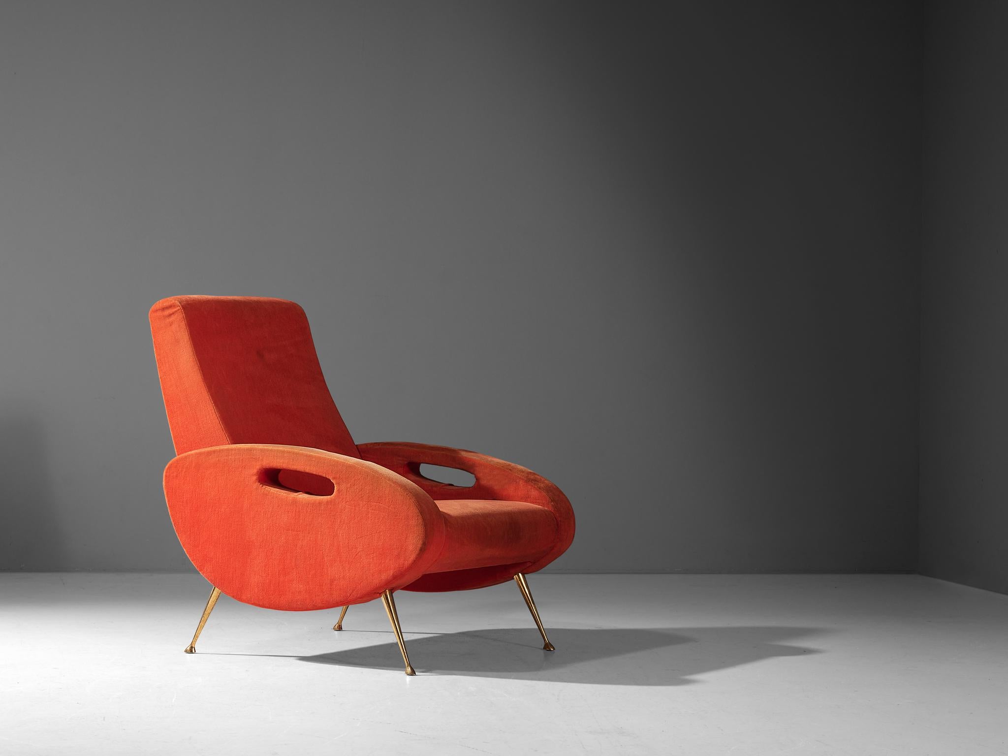 François Letourneur Lounge Chair aus rotem Samt und Messing  (Mitte des 20. Jahrhunderts) im Angebot