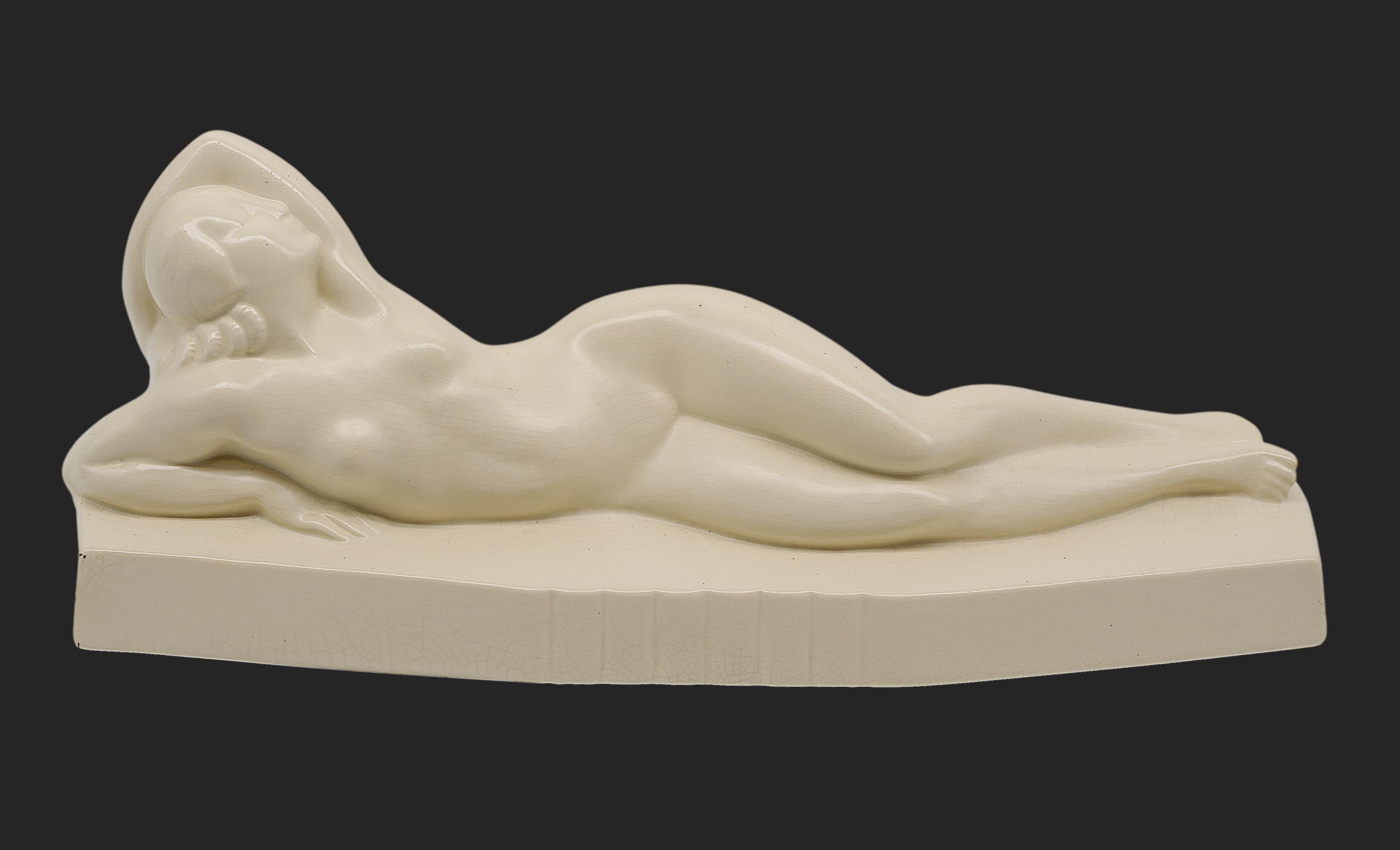 Questa splendida scultura francese in ceramica Artistics, realizzata dal famoso artista François Levallois presso la prestigiosa Faïencerie des Sainte Radegonde, raffigura una graziosa donna nuda in una posa elegante e sensuale. La finitura con