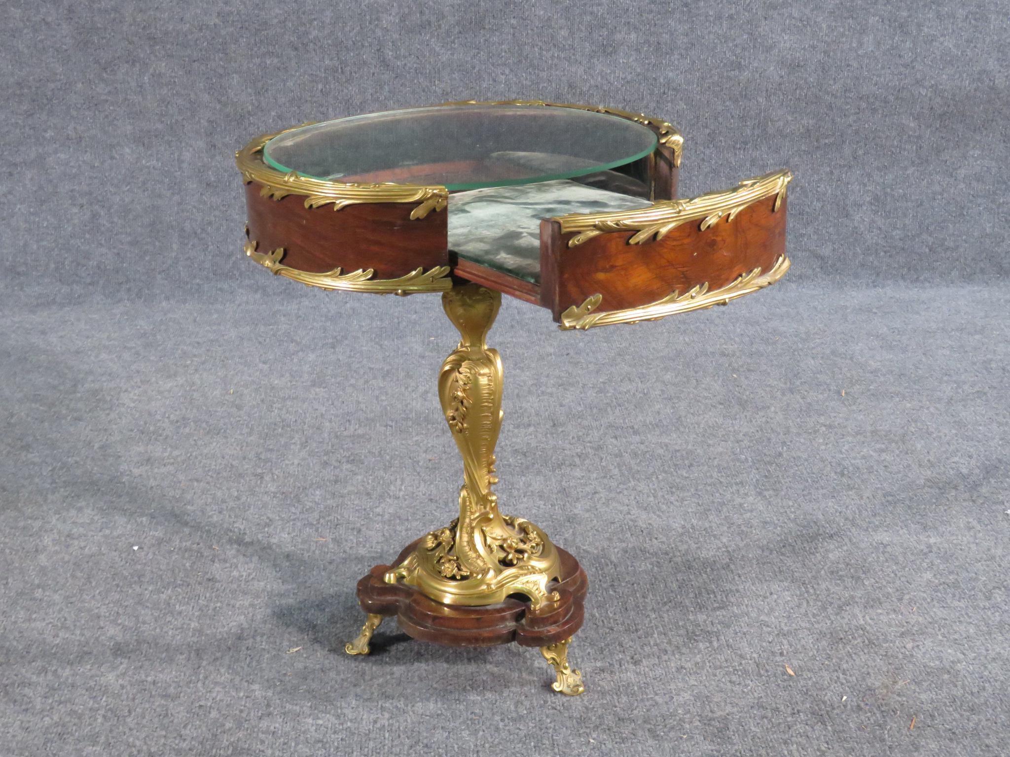This is a spectacular piece. The finest possible bronze casting and the most unique design combine to produce a rare vitrine for jewelry or other unique objects. The cabinet is in very good condition and is made of mahogany, bronze and glass. It is