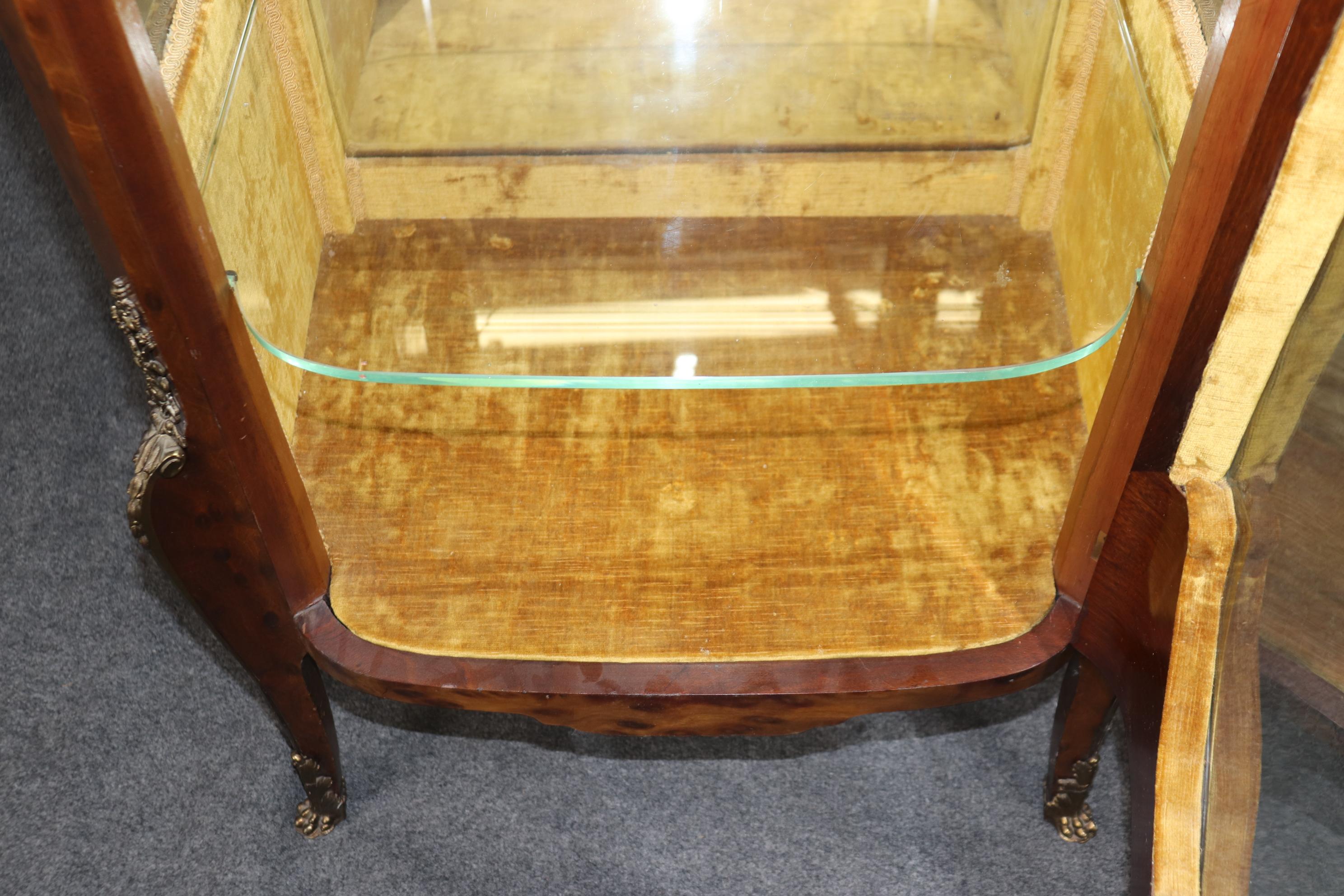 Vitrina in mogano con figure in bronzo e ormolu di Francois Link, attribuita a Luigi XV in vendita 5