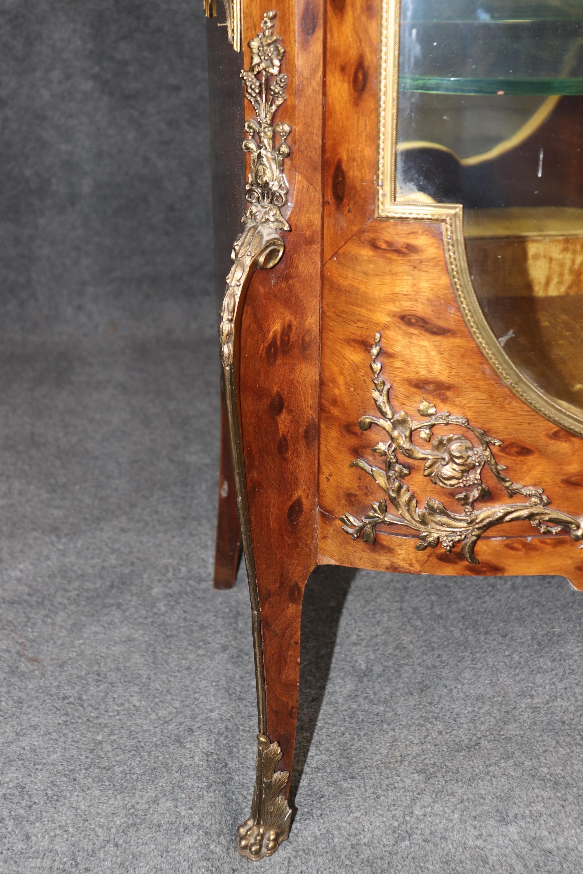 Vitrina in mogano con figure in bronzo e ormolu di Francois Link, attribuita a Luigi XV in vendita 6