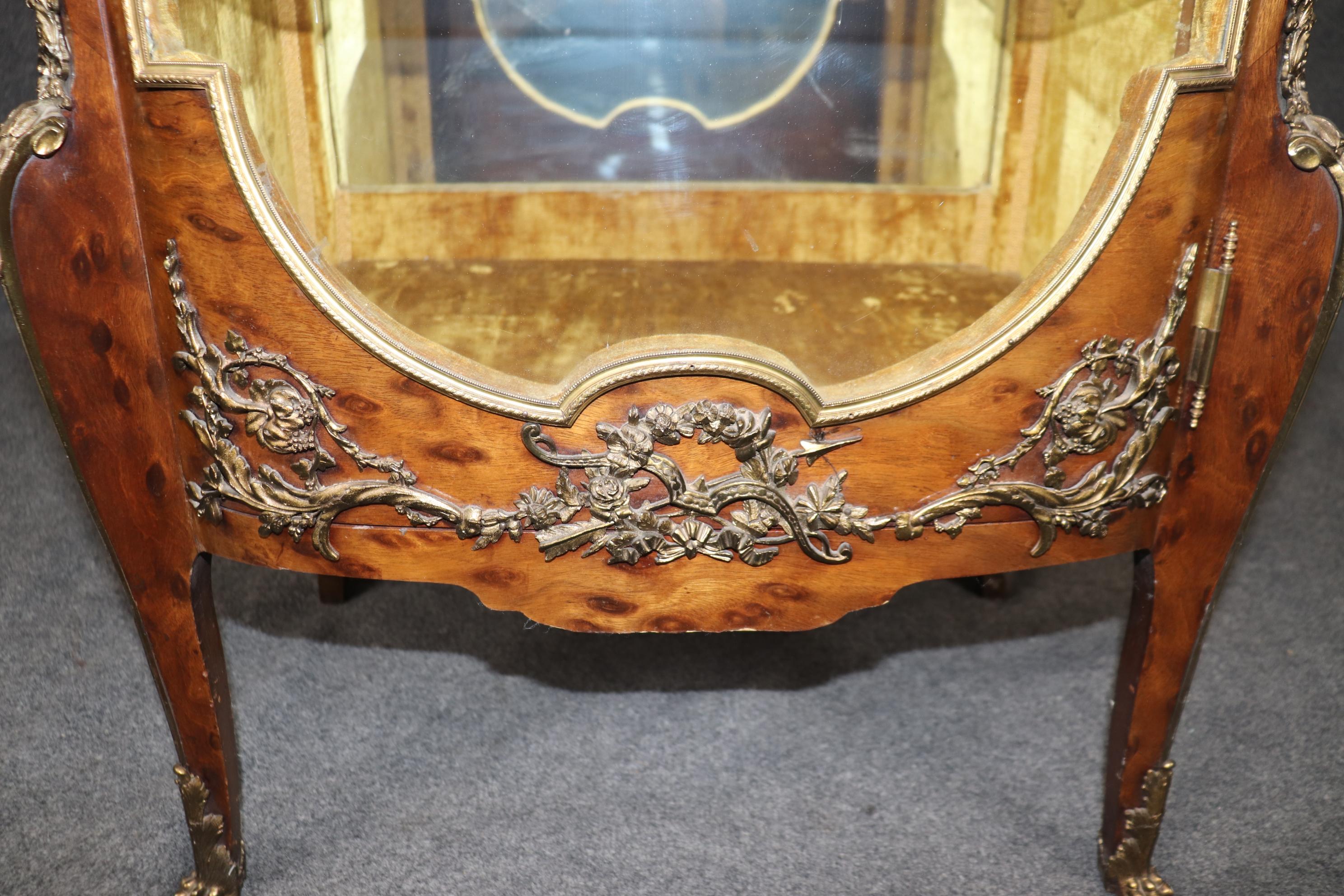 Vitrina in mogano con figure in bronzo e ormolu di Francois Link, attribuita a Luigi XV in vendita 7