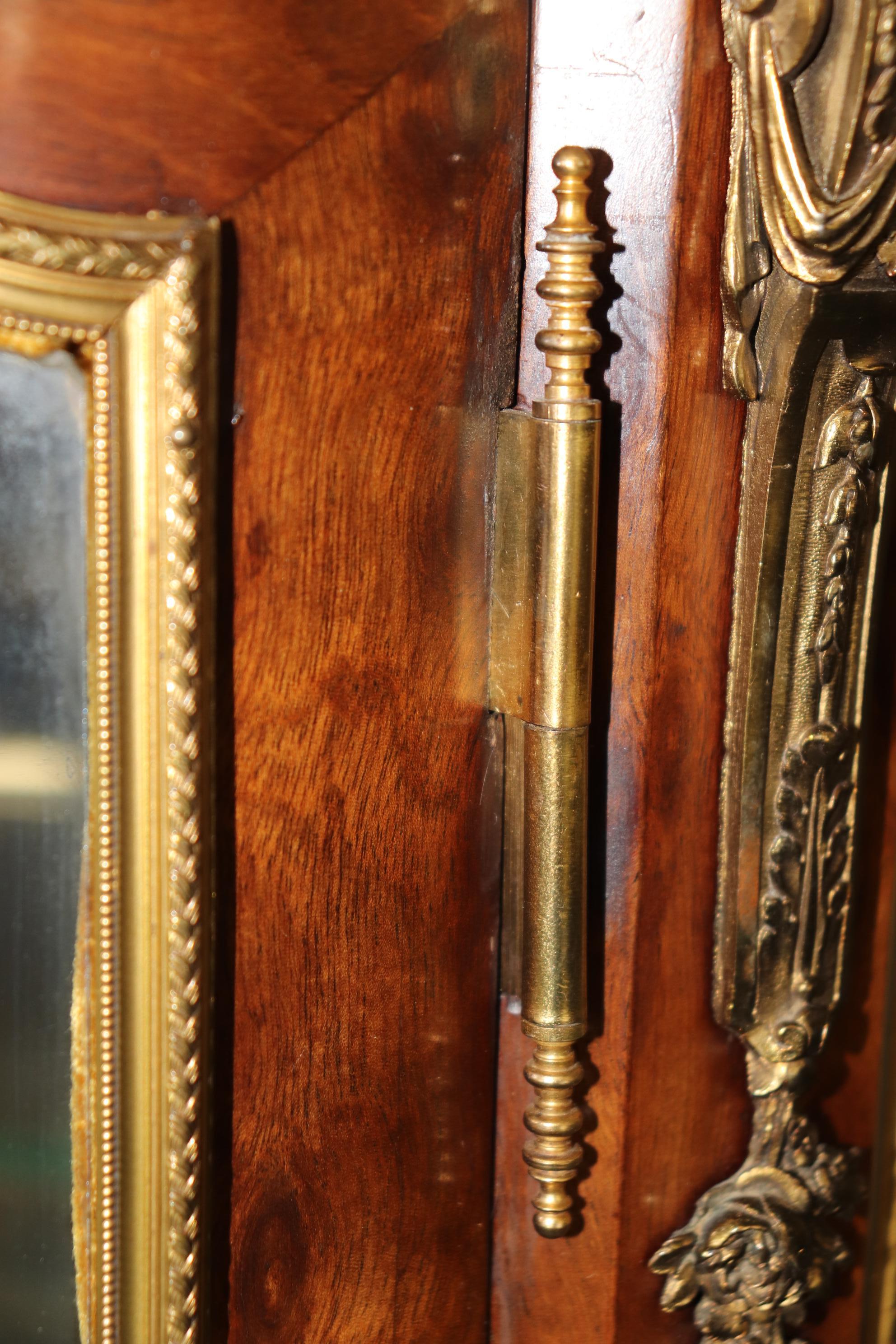 Vitrina in mogano con figure in bronzo e ormolu di Francois Link, attribuita a Luigi XV in vendita 8
