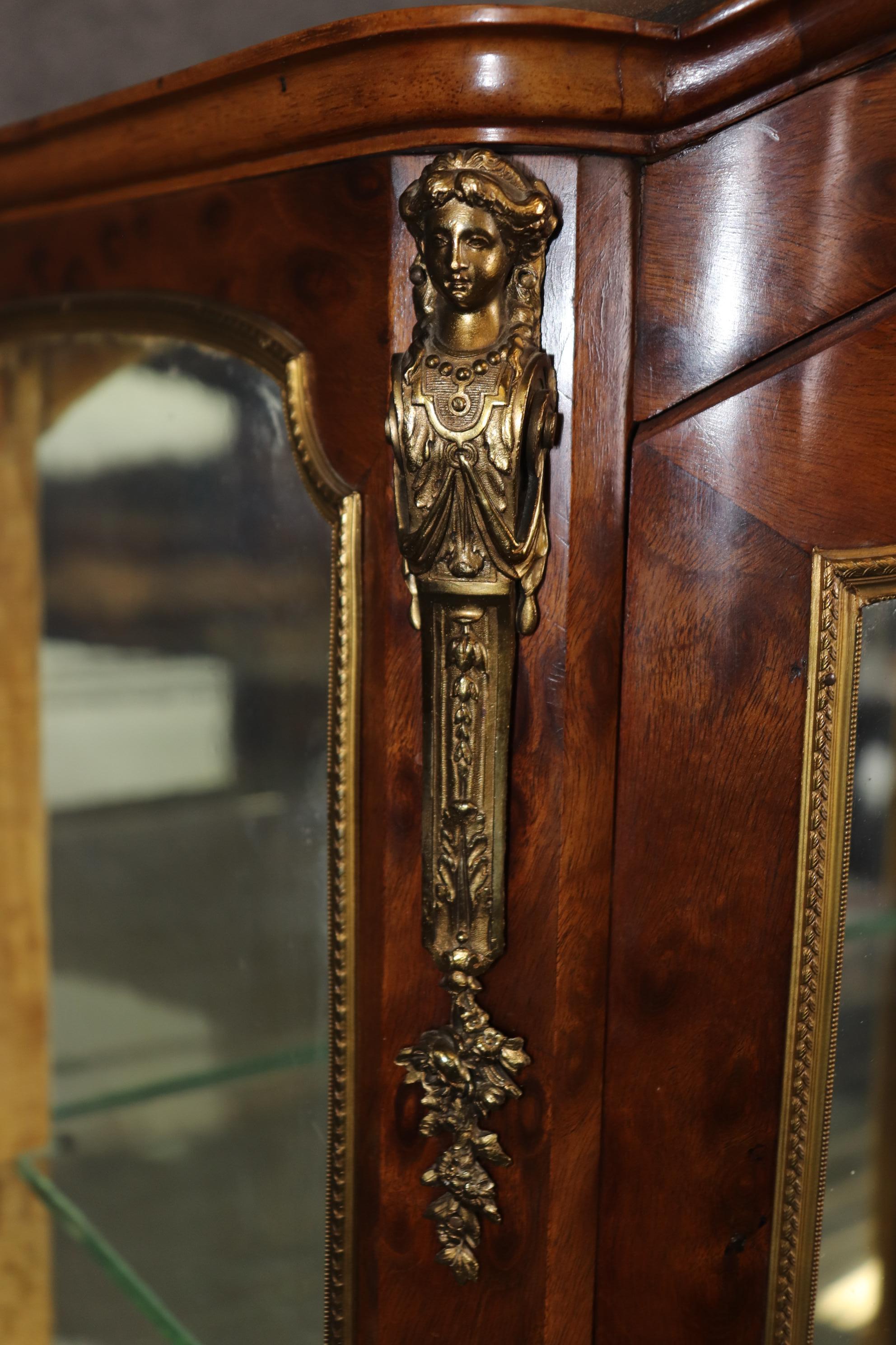 Francese Vitrina in mogano con figure in bronzo e ormolu di Francois Link, attribuita a Luigi XV in vendita