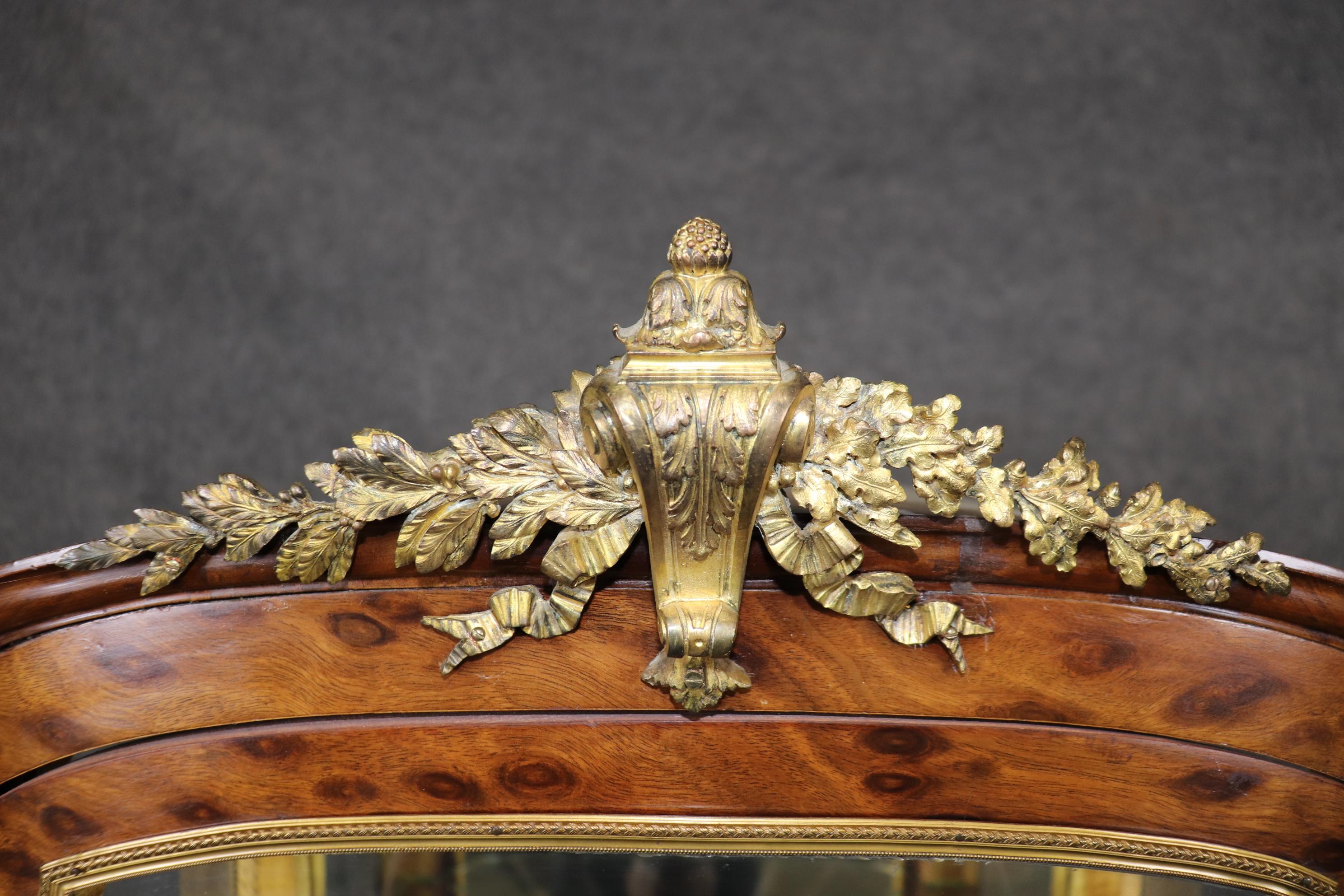 Fine XIX secolo Vitrina in mogano con figure in bronzo e ormolu di Francois Link, attribuita a Luigi XV in vendita