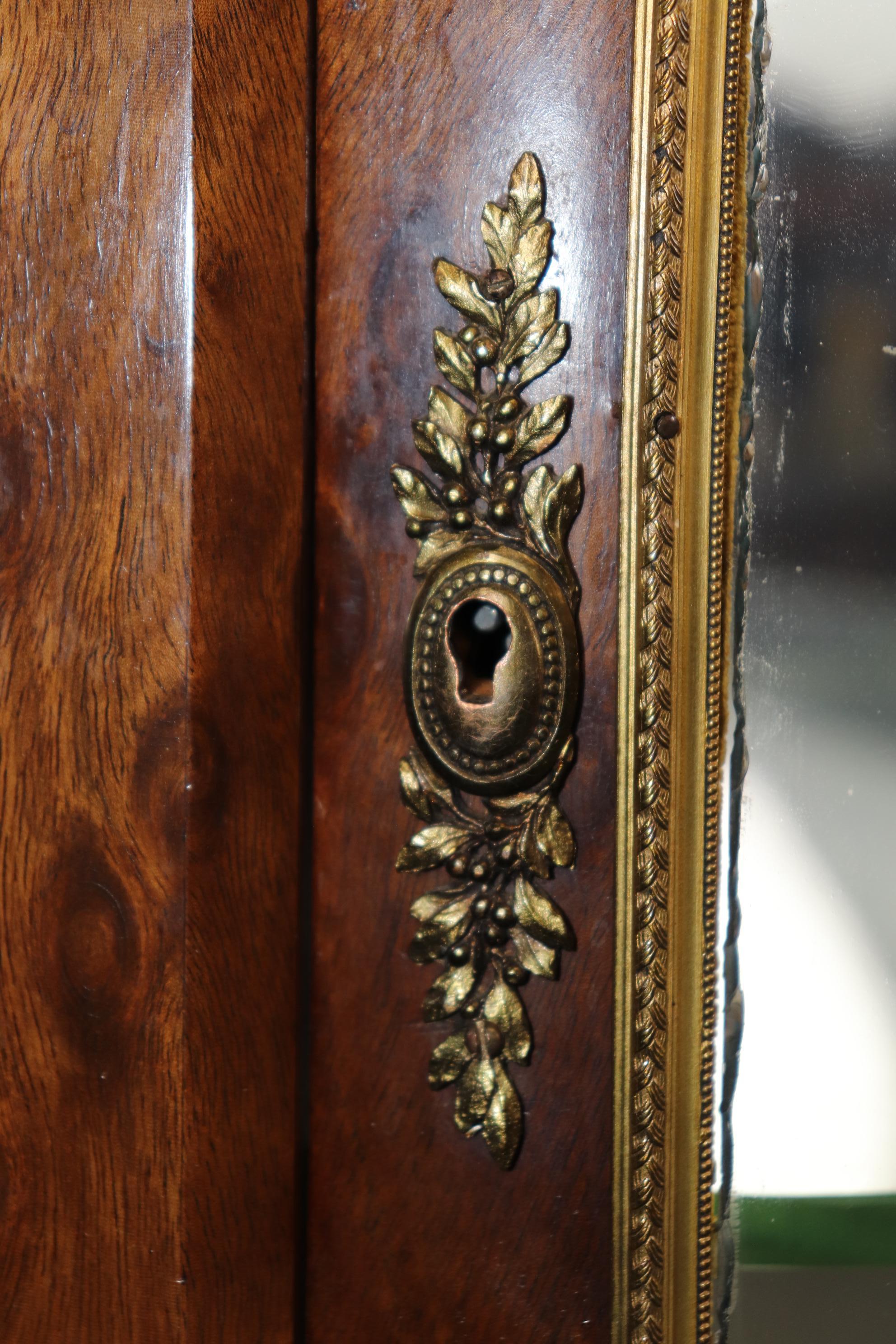 Bronzo Vitrina in mogano con figure in bronzo e ormolu di Francois Link, attribuita a Luigi XV in vendita