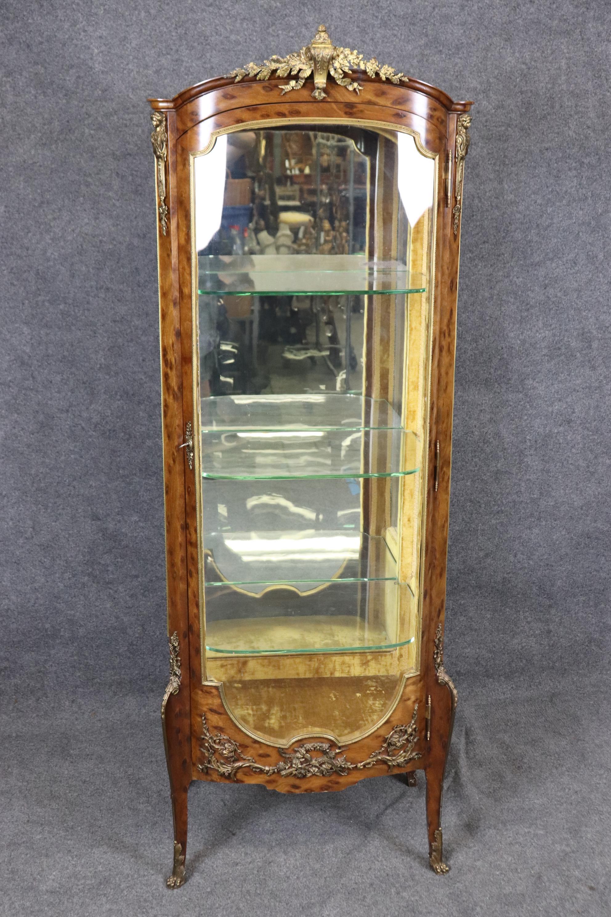 Vitrina in mogano con figure in bronzo e ormolu di Francois Link, attribuita a Luigi XV in vendita 1