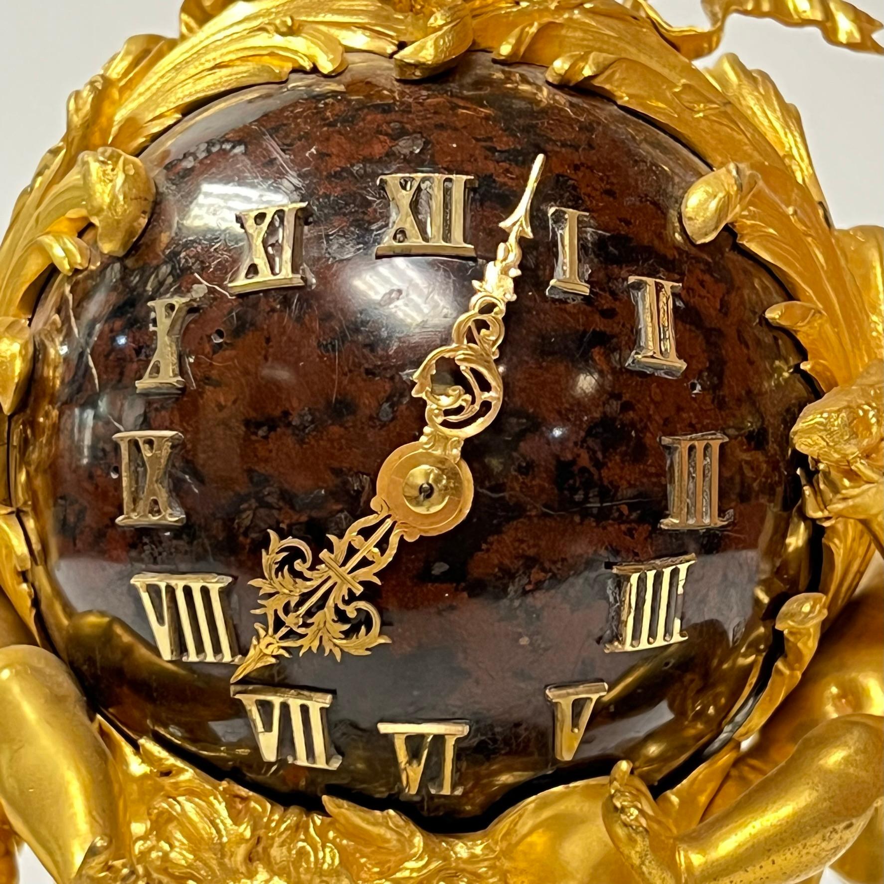 Außergewöhnliches Mobiliar im Louis XV/XVI-Stil mit vergoldeten Bronzebeschlägen, das Léon Messagé (1842-1901) und Francois Linke (1855-1946) zugeschrieben wird, darunter eine Kaminuhr und zwei Kandelaber.  Uhr 11 x 8,5 x 6 Zoll.  Kandelaber 16 x