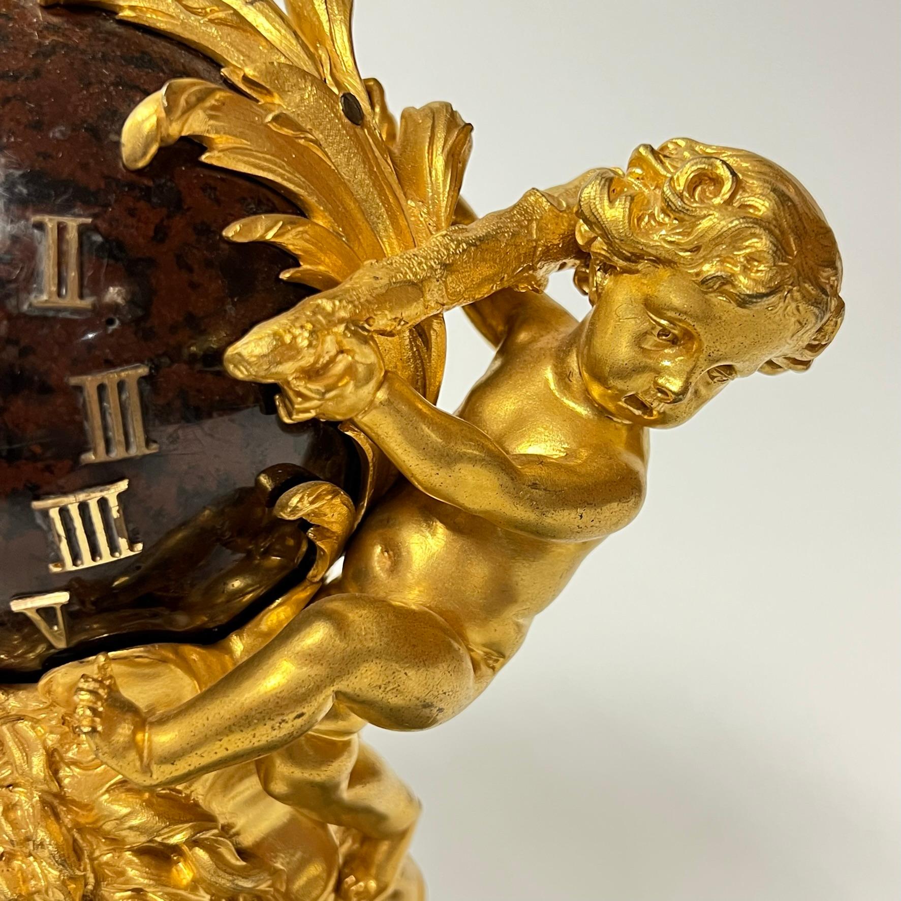 Francois Linke Louis XVI Stil vergoldete Bronze und Marmor Kaminsimsuhr Garnitur (Batik) im Angebot