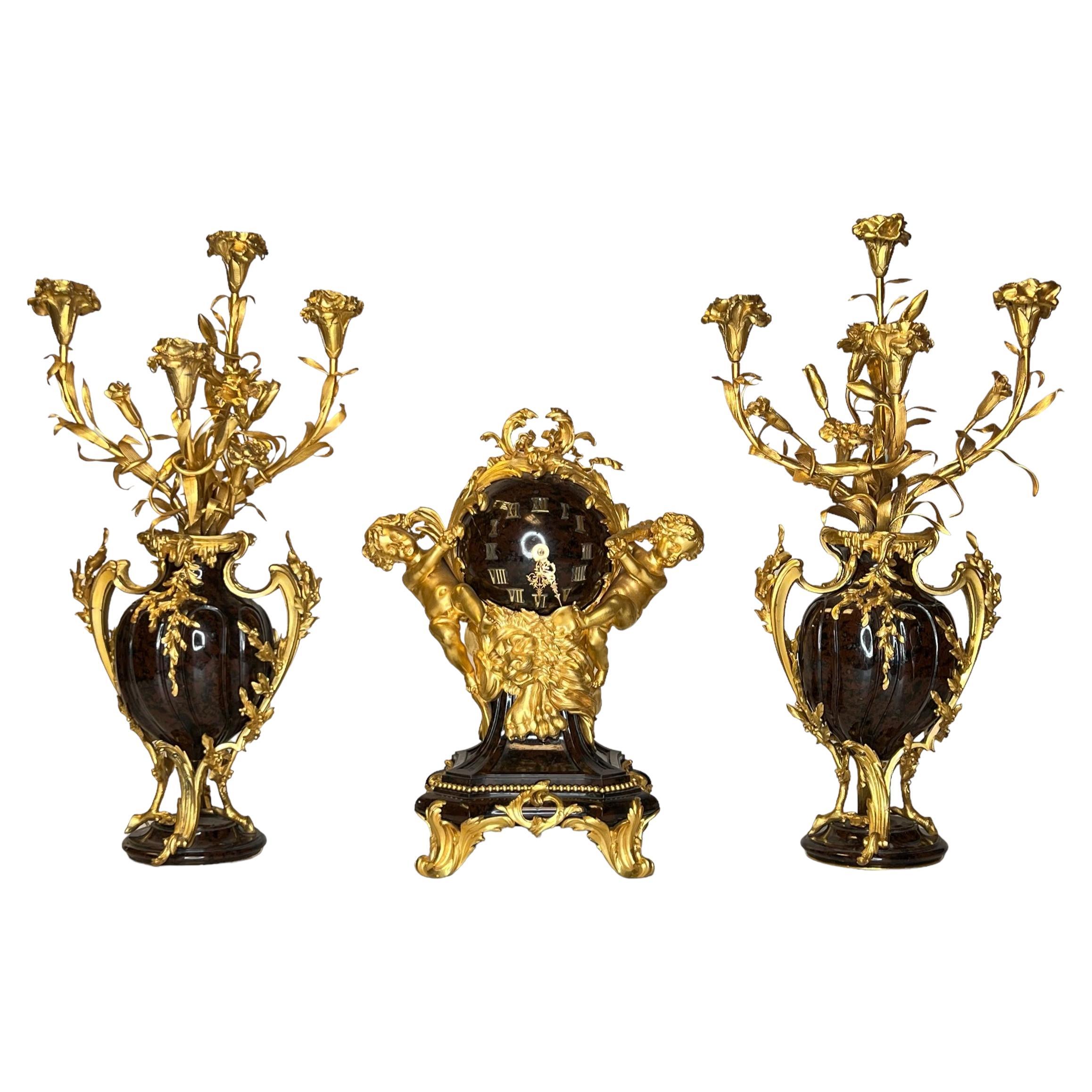 Garniture d'horloge de cheminée de style Louis XVI en bronze doré et marbre Francois Linke