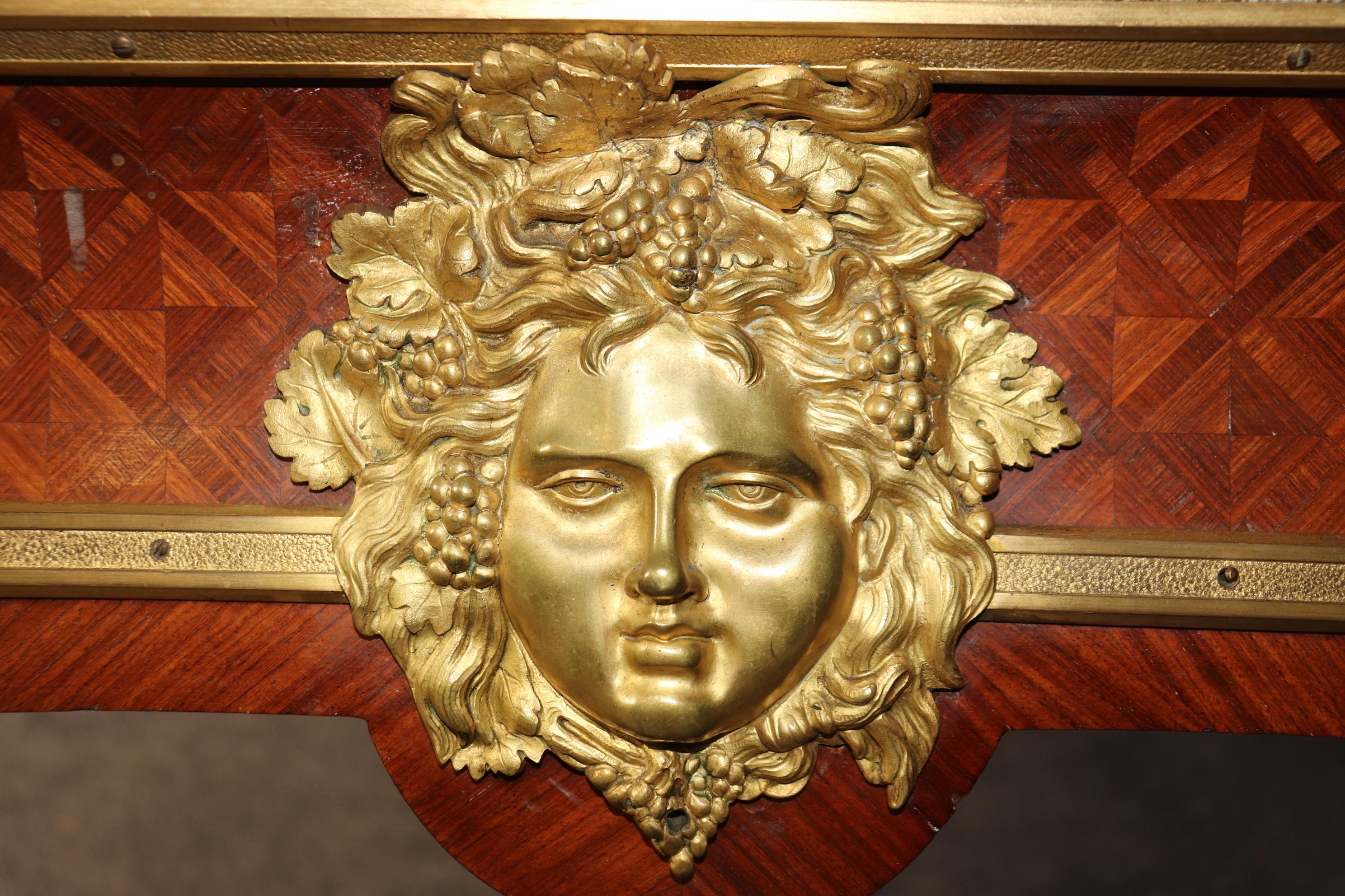 Si tratta di uno spettacolare bureau plat con il livello di qualità di Francois Link di Parigi. La scrivania è caratterizzata da un bronzo Dore' dorato montato in ormolu e da un superbo piano in pelle goffrata e lavorata in oro e bordeaux. La