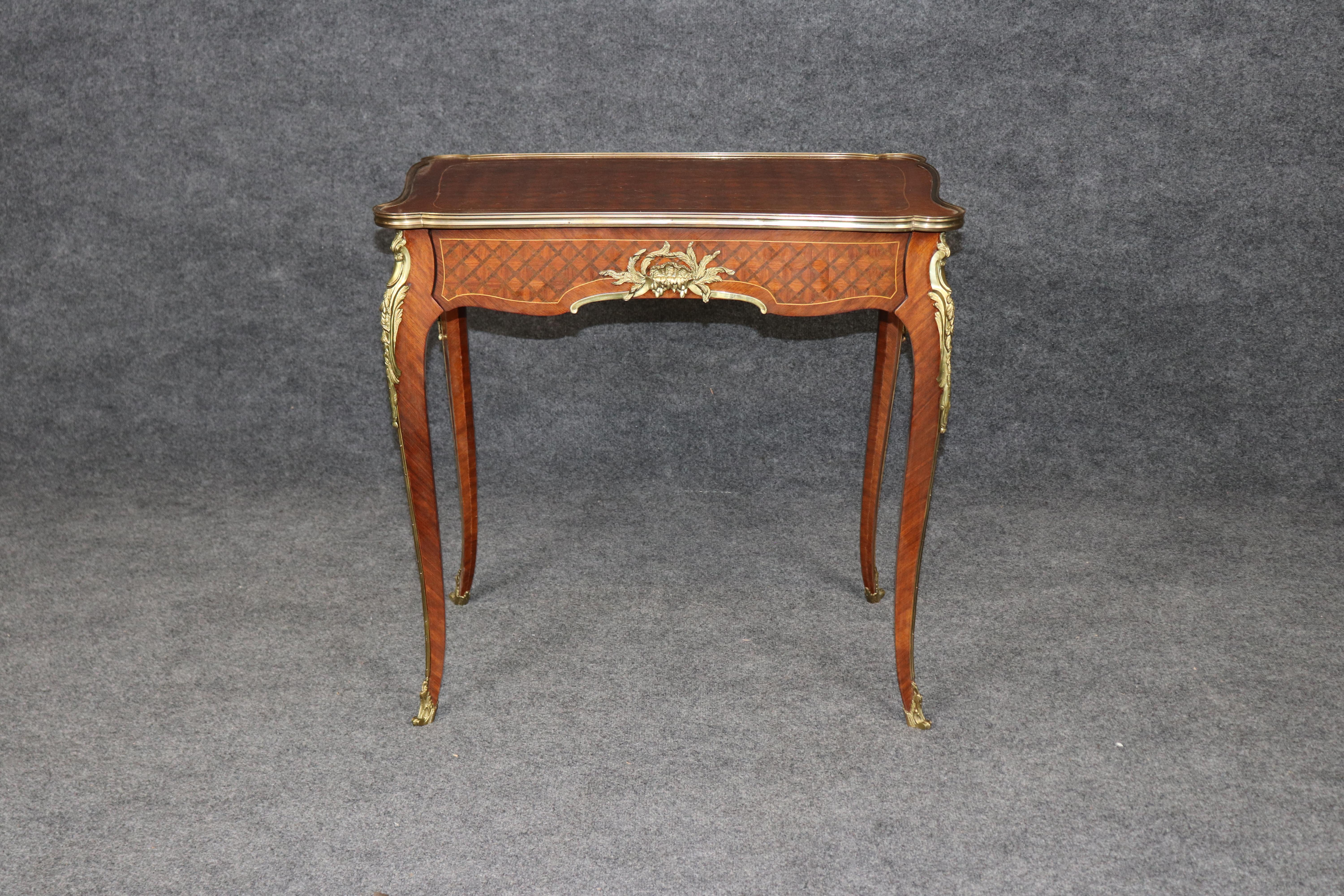 Tavolino in stile François Linke in legno di Re con montature in ormolu e piano in intarsio

Questo eccezionale tavolino in stile François Linke è un esempio magistrale di artigianato francese della Belle Époque, che si distingue per le sue