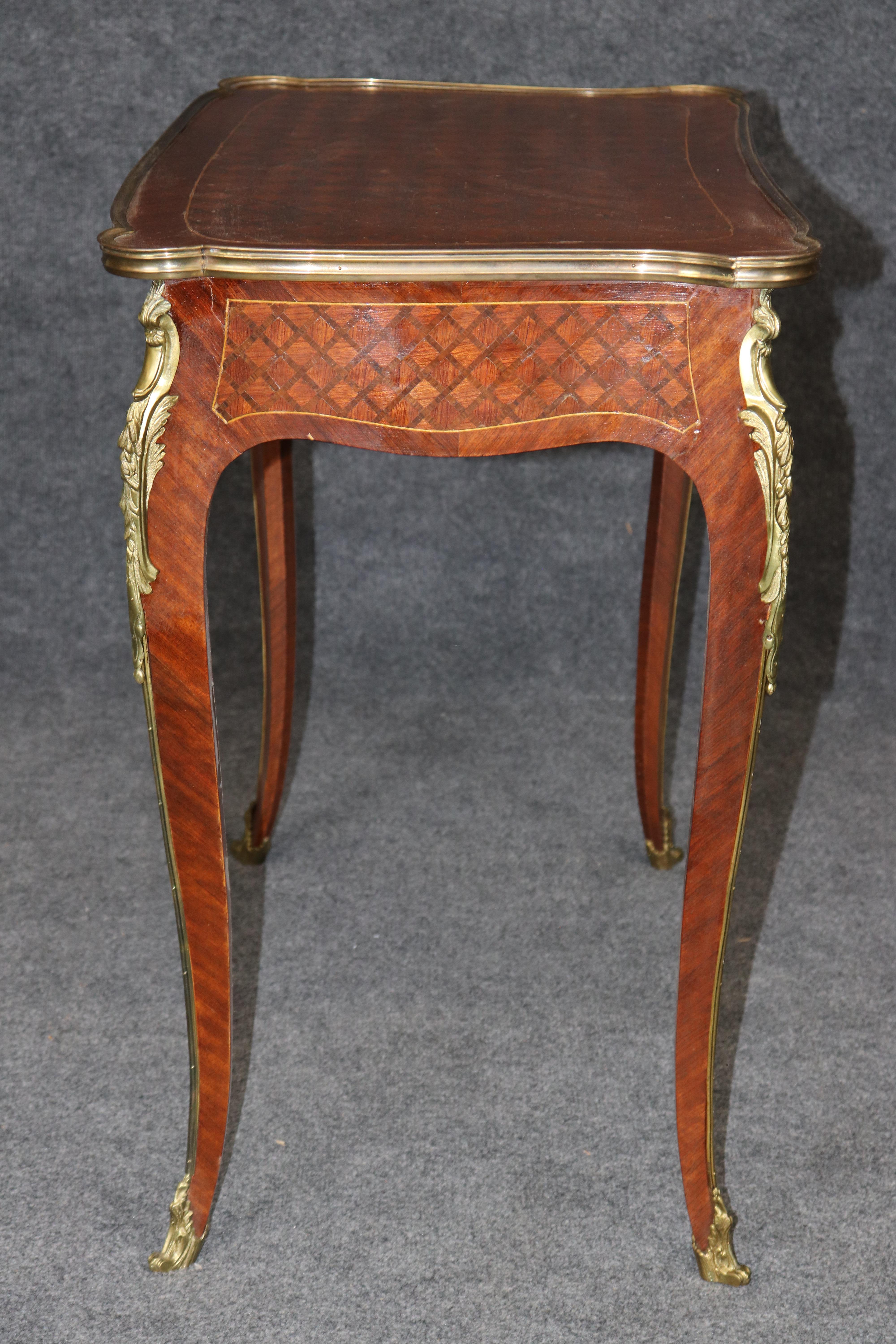 Francese Tavolo da tavolo occasionale Luigi XV intarsiato e montato in bronzo in stile Francois Link in vendita