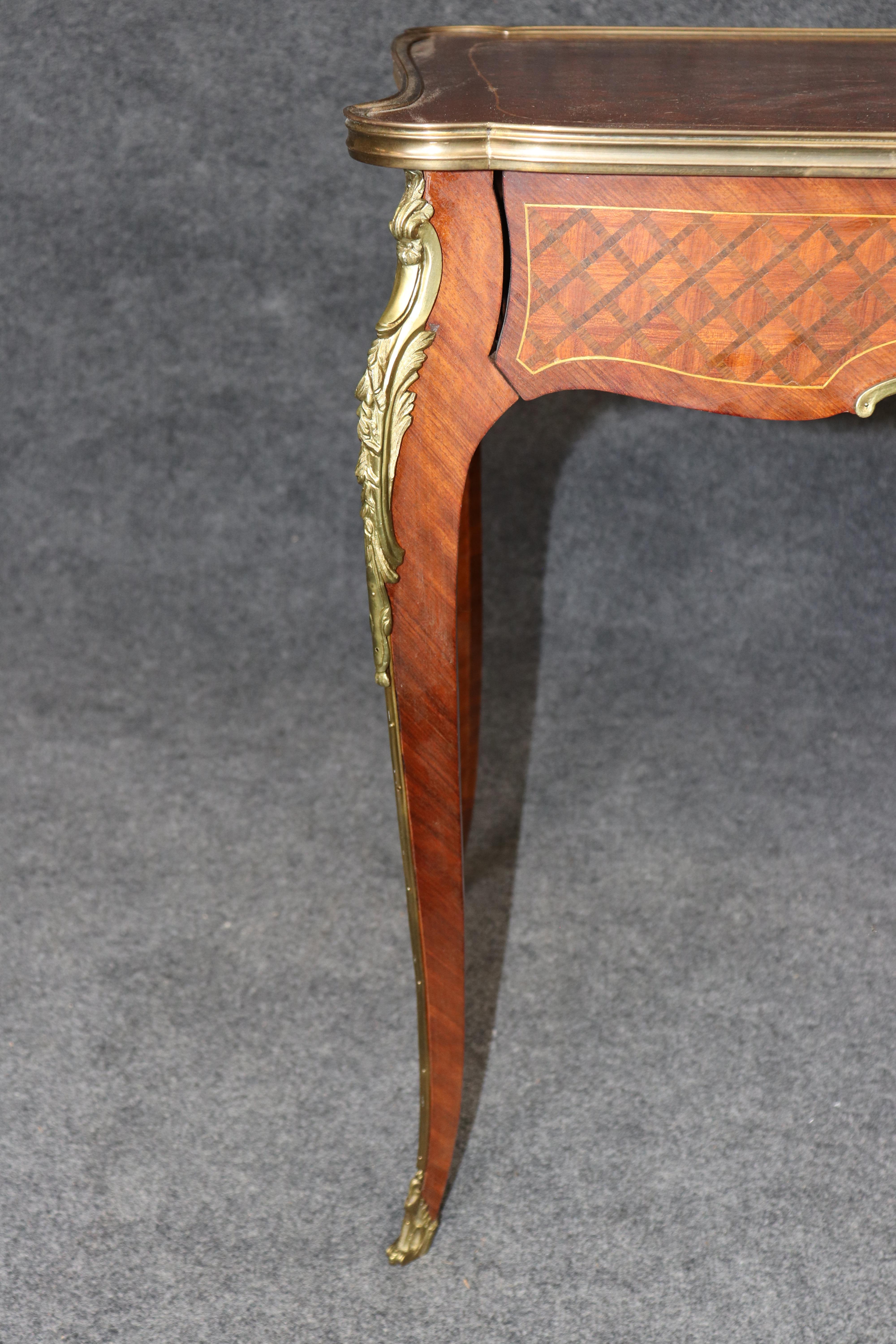 Tavolo da tavolo occasionale Luigi XV intarsiato e montato in bronzo in stile Francois Link in vendita 2
