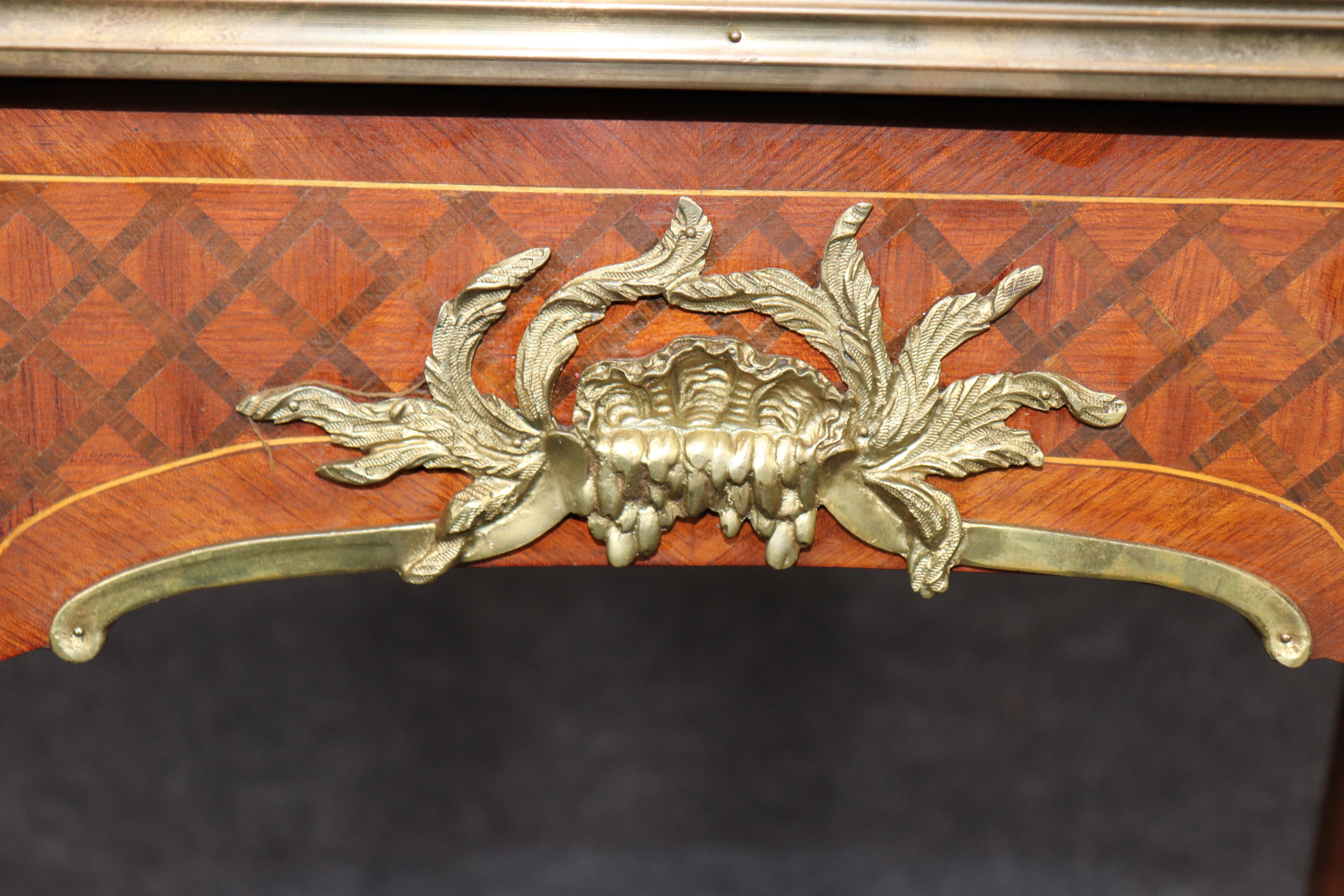 Tavolo da tavolo occasionale Luigi XV intarsiato e montato in bronzo in stile Francois Link in vendita 3