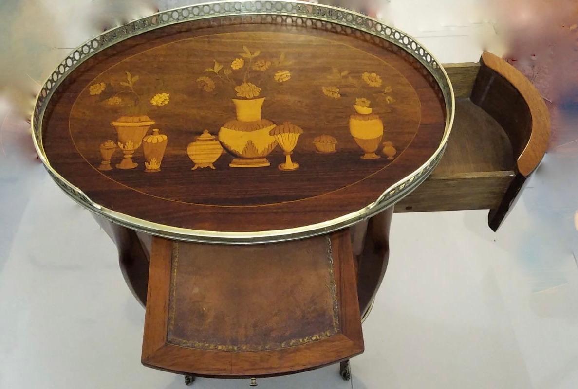 Table d'appoint en marqueterie estampillée Linke, à un tiroir et à un petit essai, incrustée de vases chinois, c'est un modèle d'après Topino.