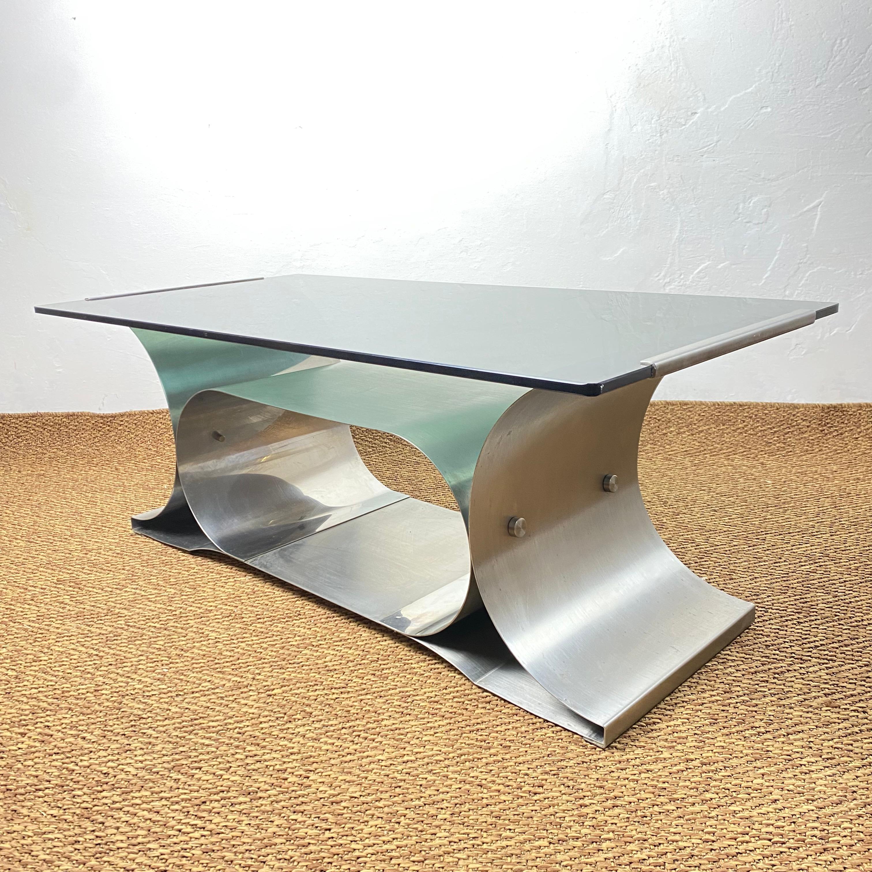 Superb coffee table attributed to François Monnet and produced by Kappa in the 70s in France, curved metal and smoked glass in excellent condition.
Very rare piece from Kappa production, perfect condition, only 2 tiny scratches on the glass as