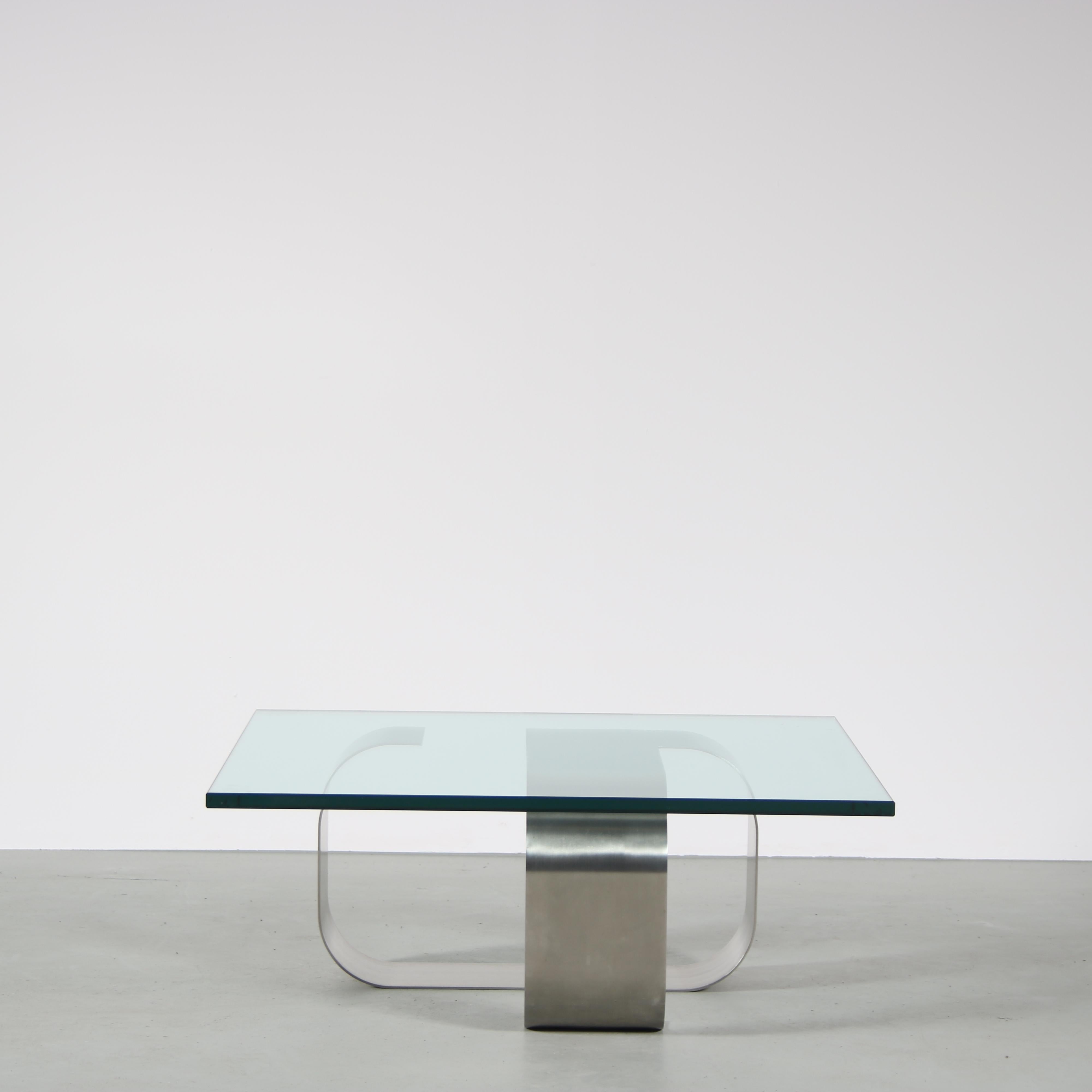 An eye-catching coffee table designed by Francois Monnet, manufactured by Kappa in France around 1970.

The piece has an elegantly curved, stainless steel base. The flat structure of the base combines this sense of elegance with a nice modern