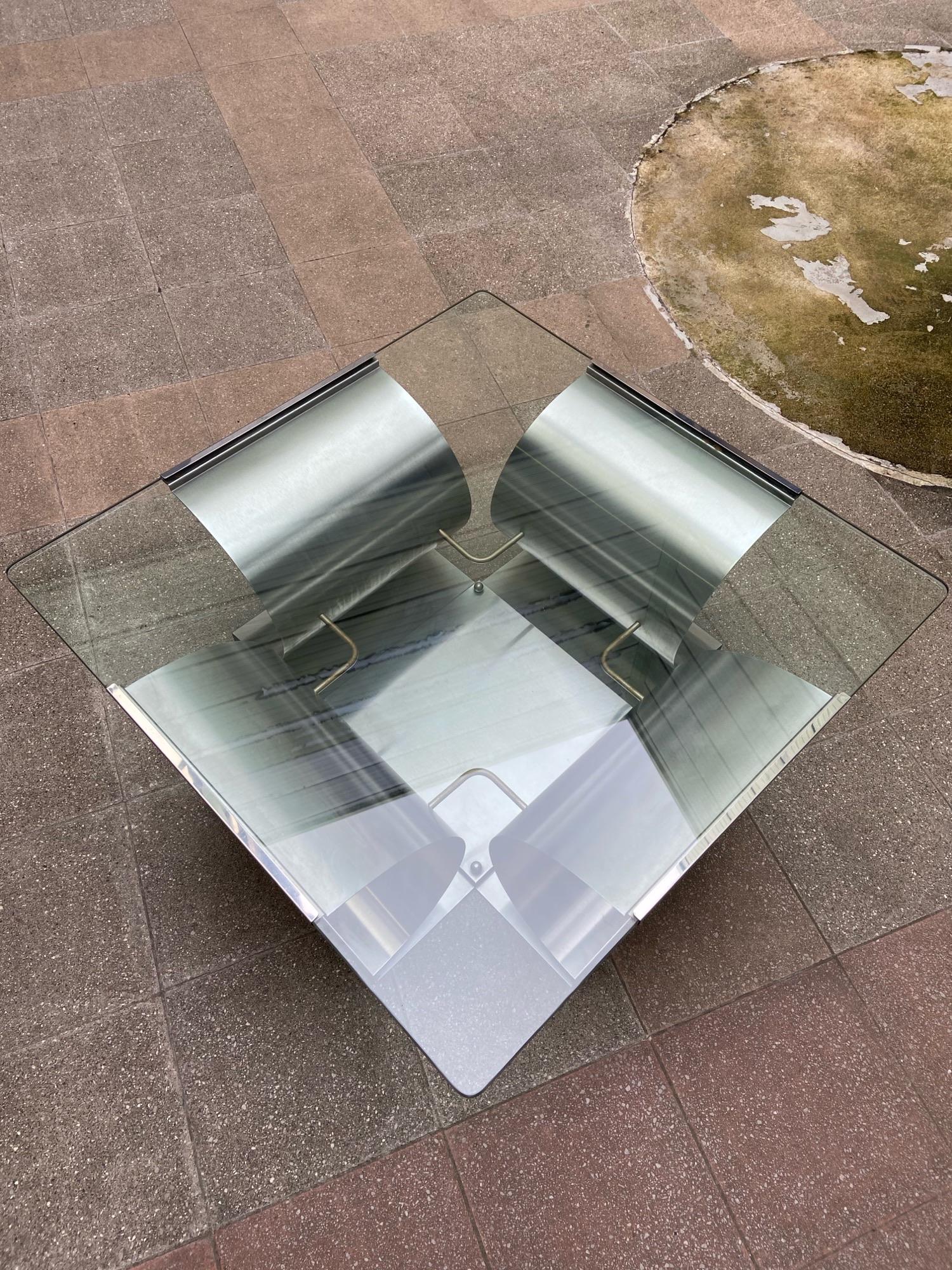 Francois Monnet - Coffee table
Edition - Kappa 1970
Glass and steel
Measures: L 90, P 90, H 40 cm.
 