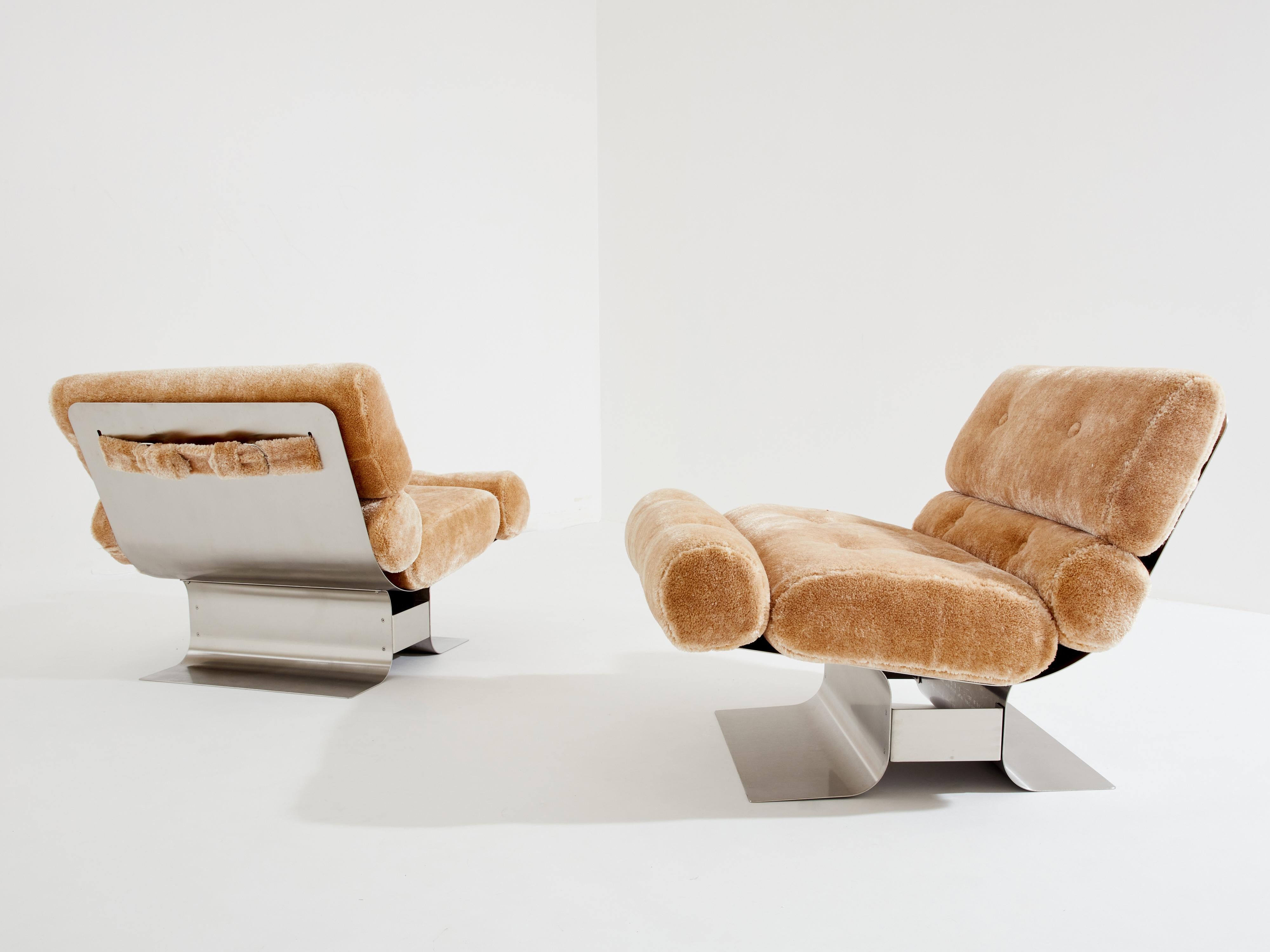 This pair of stainless steel armchairs from the 1960s-1970s era was designed by François Monnet and manufactured by Kappa from 1970 to 1975, and it almost looks as though it hasn’t been touched since then. The round shapes with sharp assembly,