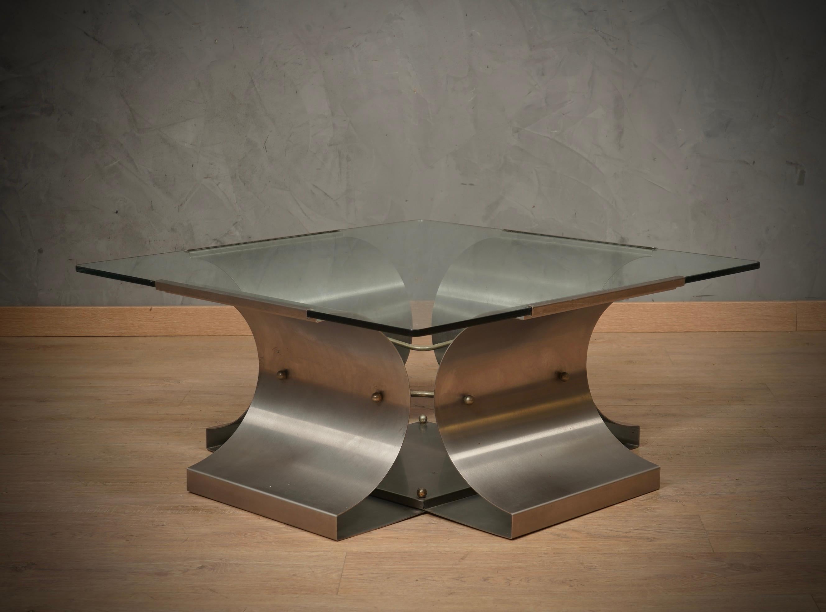 Importante table de canapé de François Monnet, au design et aux matériaux innovants pour l'époque. Ingénieusement conçue, avec ses caractéristiques uniques et son souci du détail, cette table témoigne de la vision novatrice et de la sensibilité