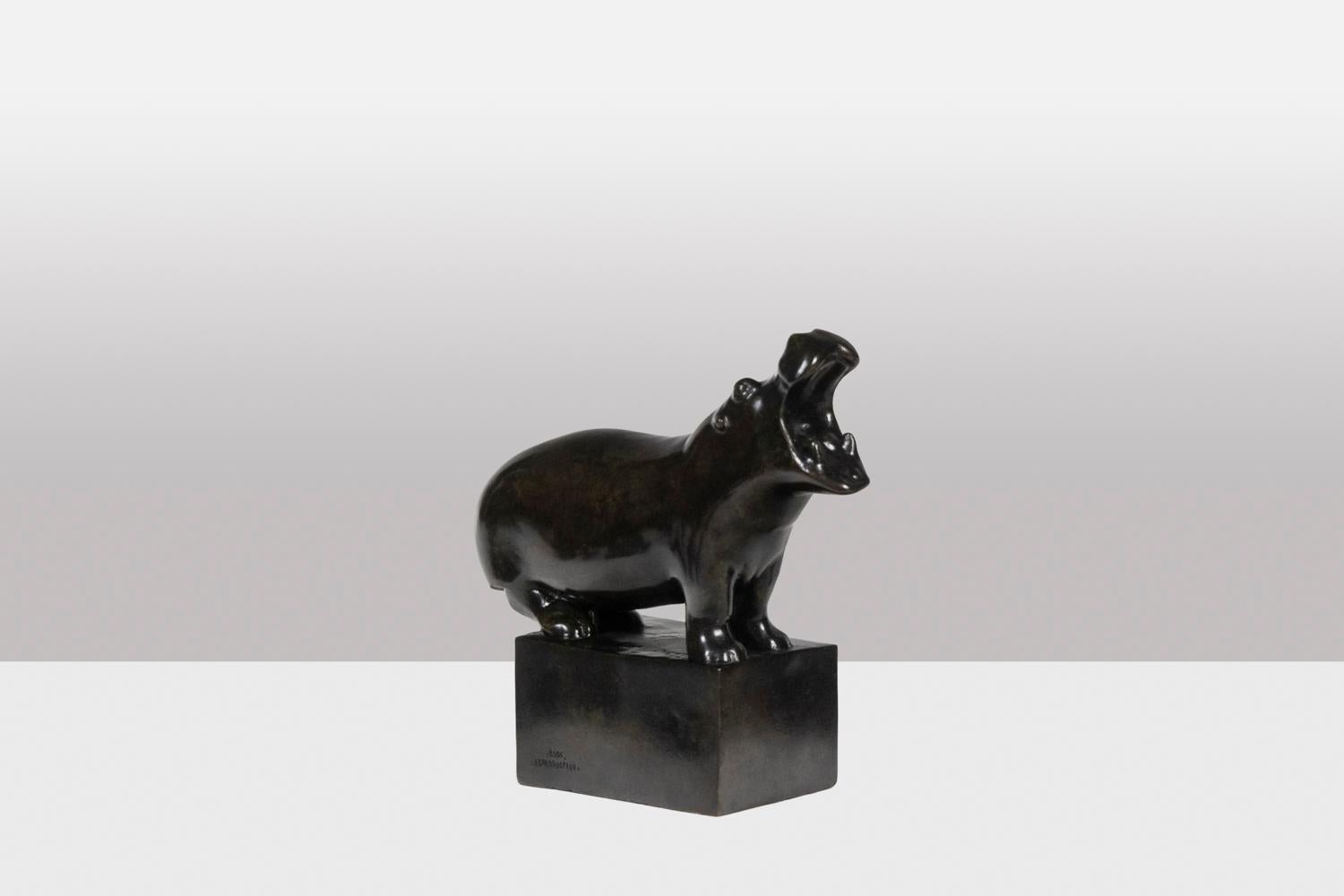 François Pompon.
Valsuani, edited by.

Sculpture entitled “Hippopotame”. Bronze with brown patina, lost wax casting.

Stamp of the Foundry “cire perdue C. Valsuani” on the terrace. Reproduction dated 2006. Numbered 9/25.

Reference: LS59882409H