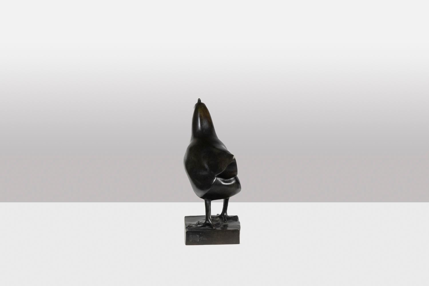 François Pompon, signed.
Atelier Valsuani, edited by.

Sculpture entitled “Poule”. Bronze with brown patina, lost wax casting.

Stamp of the Foundry “cire perdue C. Valsuani”, on the plinth of the terrace. Reproduction dated 2006. Numbered