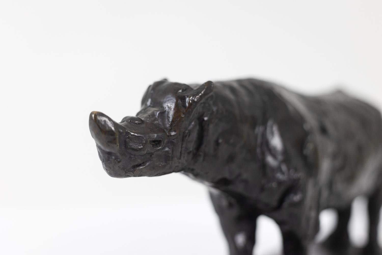 François Pompon, signed intaglio.
Atelier Valsuani, edited by.

Sculpture titled “Rhinoceros”. Bronze with brown patina, lost wax casting.

Stamp of the Foundry “lost wax C. Valsuani”. Reproduction dated 2006. Numbered 9/25.

Dimensions: H 13 x W 18