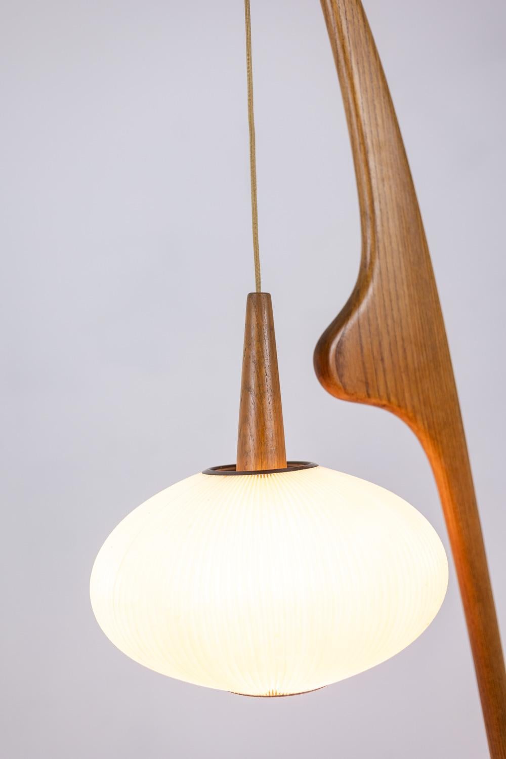 Maison Rispal.

Floor lamp, “Praying Mantis” model, in blond elm and spherical shade in pleated rhodoïd.

French work from the 1950s-60s

Dimensions : H 166 x W 44 x D 44 cm

Reference : LS56591406