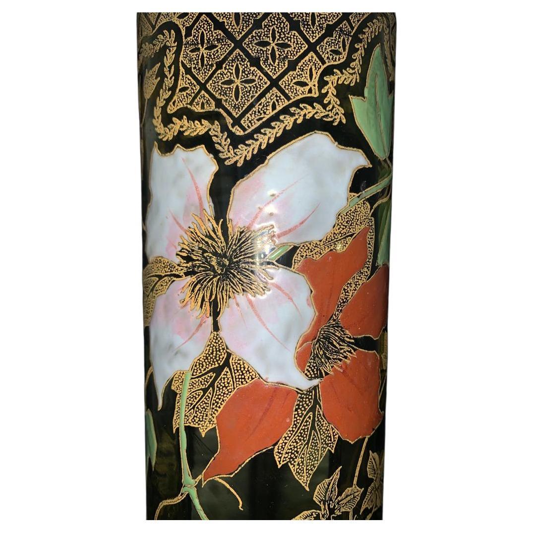 Este par de jarrones es de cristal. Son de color verde con motivos formales en esmalte. Las flores recuerdan al hibisco. Son de estilo Art Nouveau. 

El Art Nouveau es un movimiento artístico caracterizado por sus curvas y arabescos. Se inspira