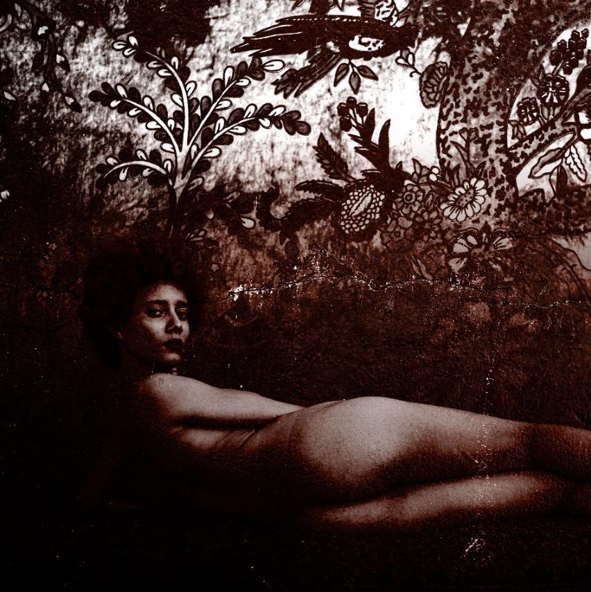 Solitudine benevola Françoise Benomar Fotografia africana contemporanea odalisca in vendita 1