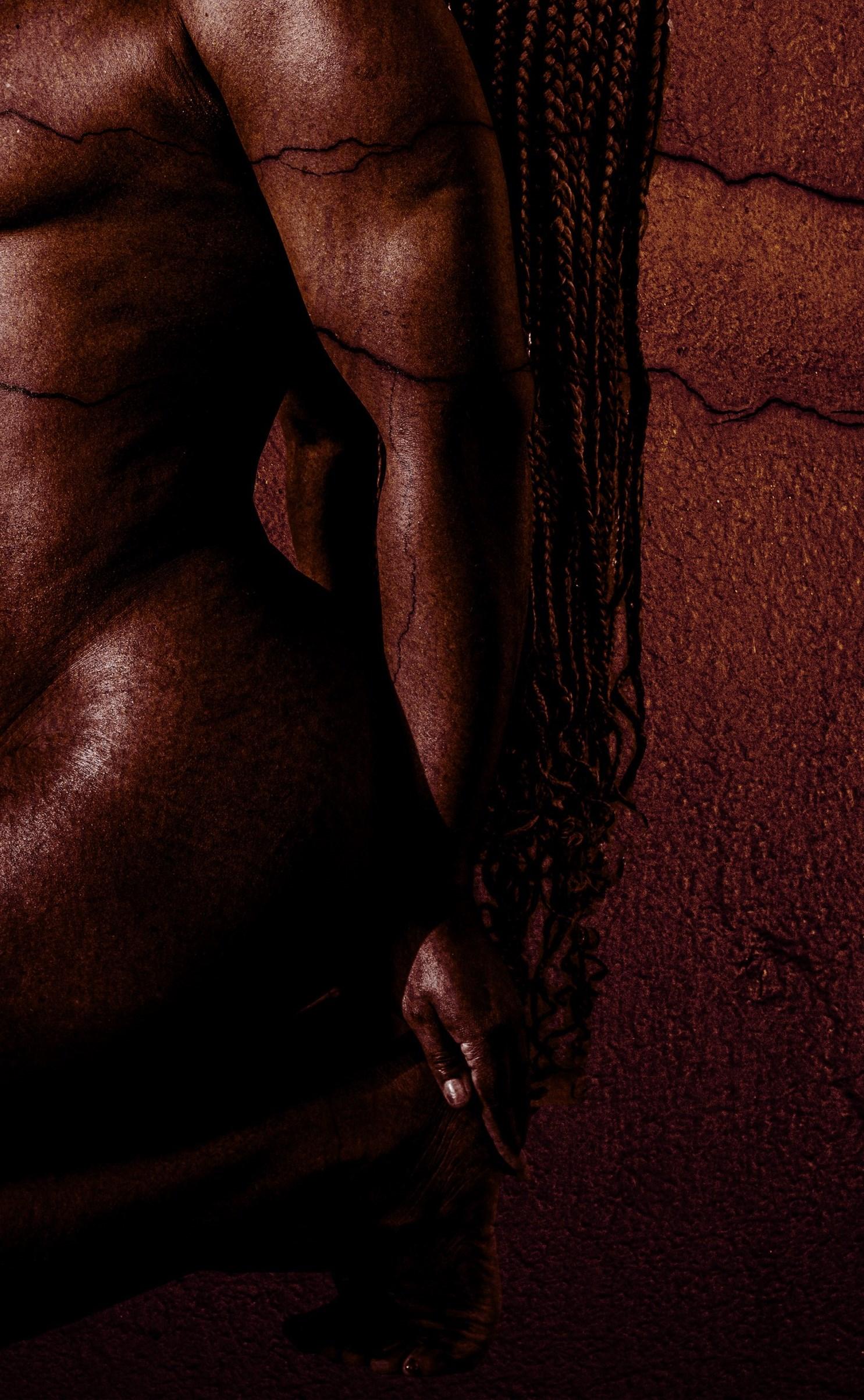 Terra del fuoco Françoise Benomar Fotografia africana contemporanea Venere nera nuda in vendita 2